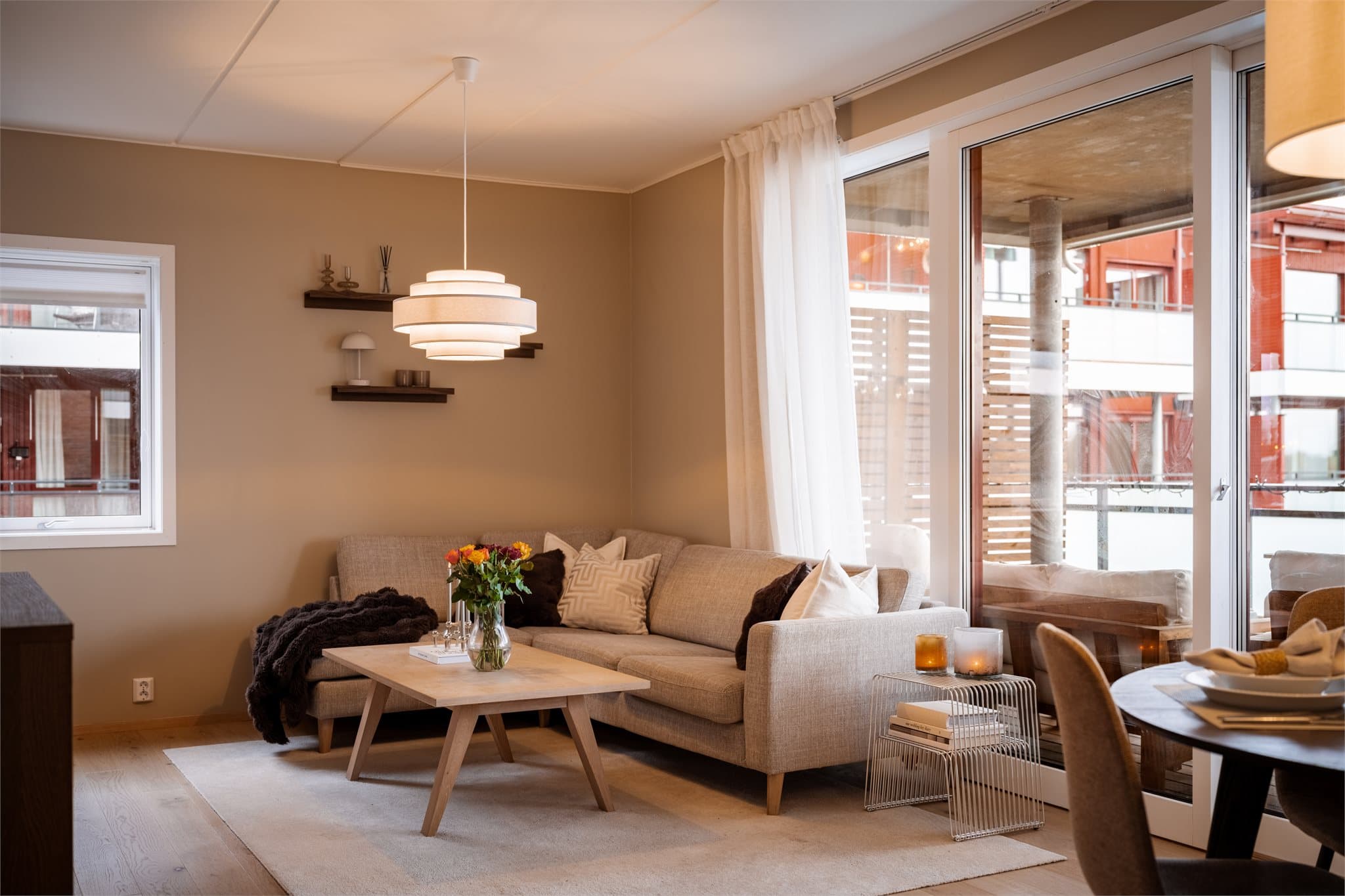 Det er plass til sofaseksjon, tv-møbel og spisegruppe.