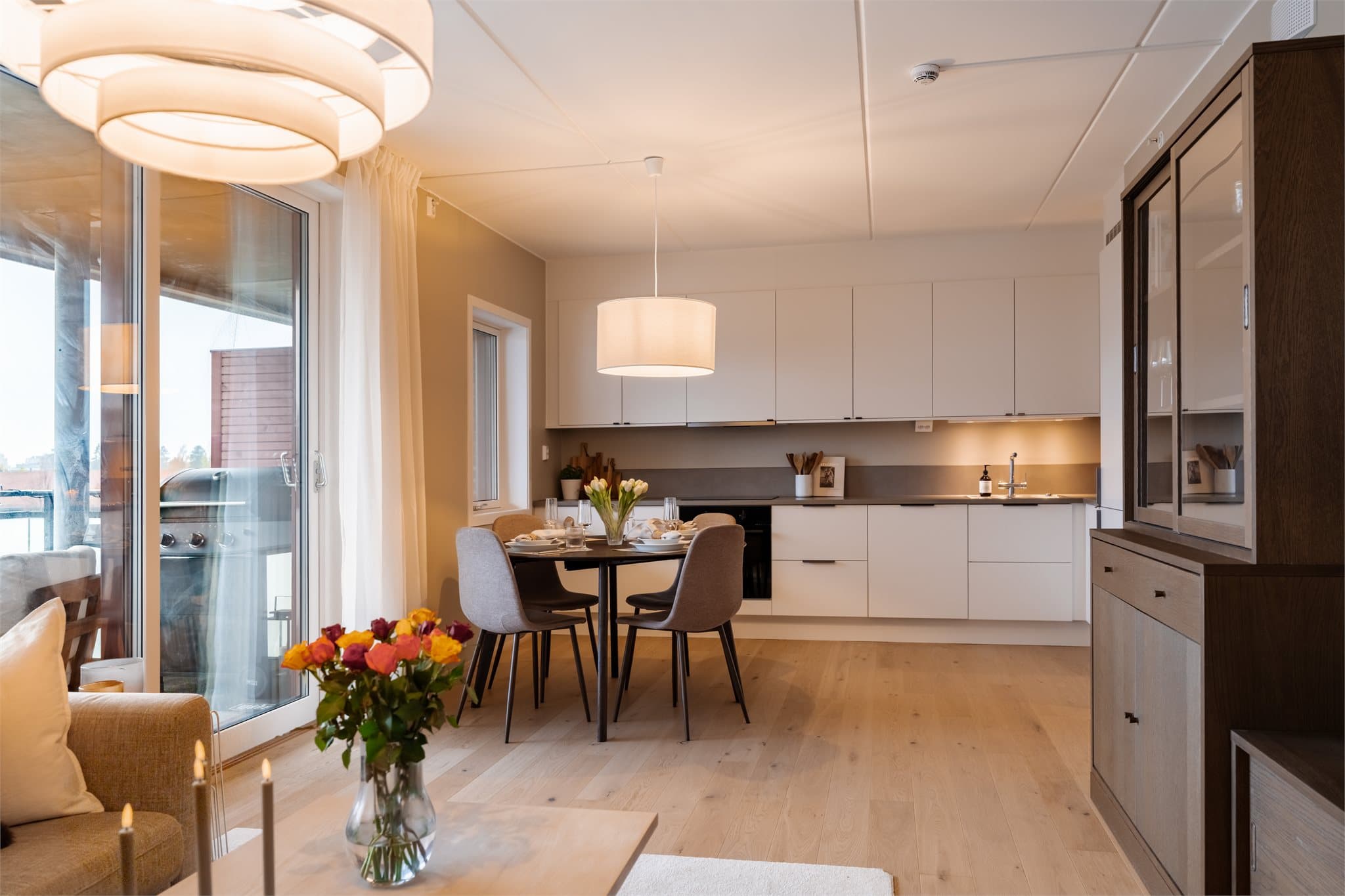 Her får du en effektiv planløsning bestående av entré med bod, åpen stue-/kjøkkenløsning med utgang til herlig balkong, to gode soverom samt flislagt bad.