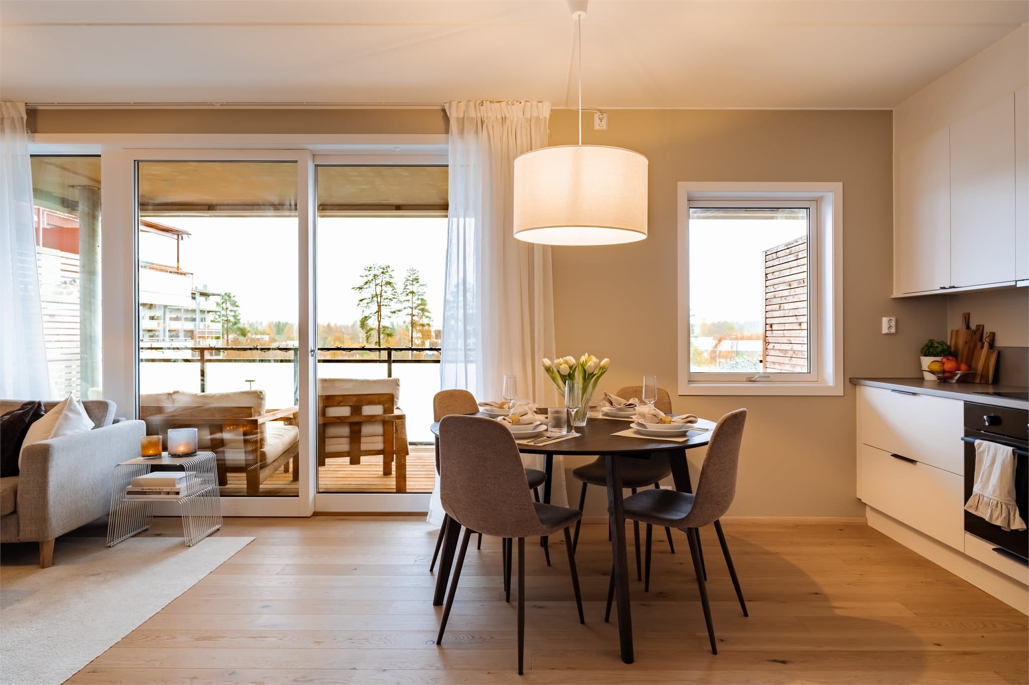 Leiligheten har balansert ventilasjon, samt lun vannbåren gulvvarme.
