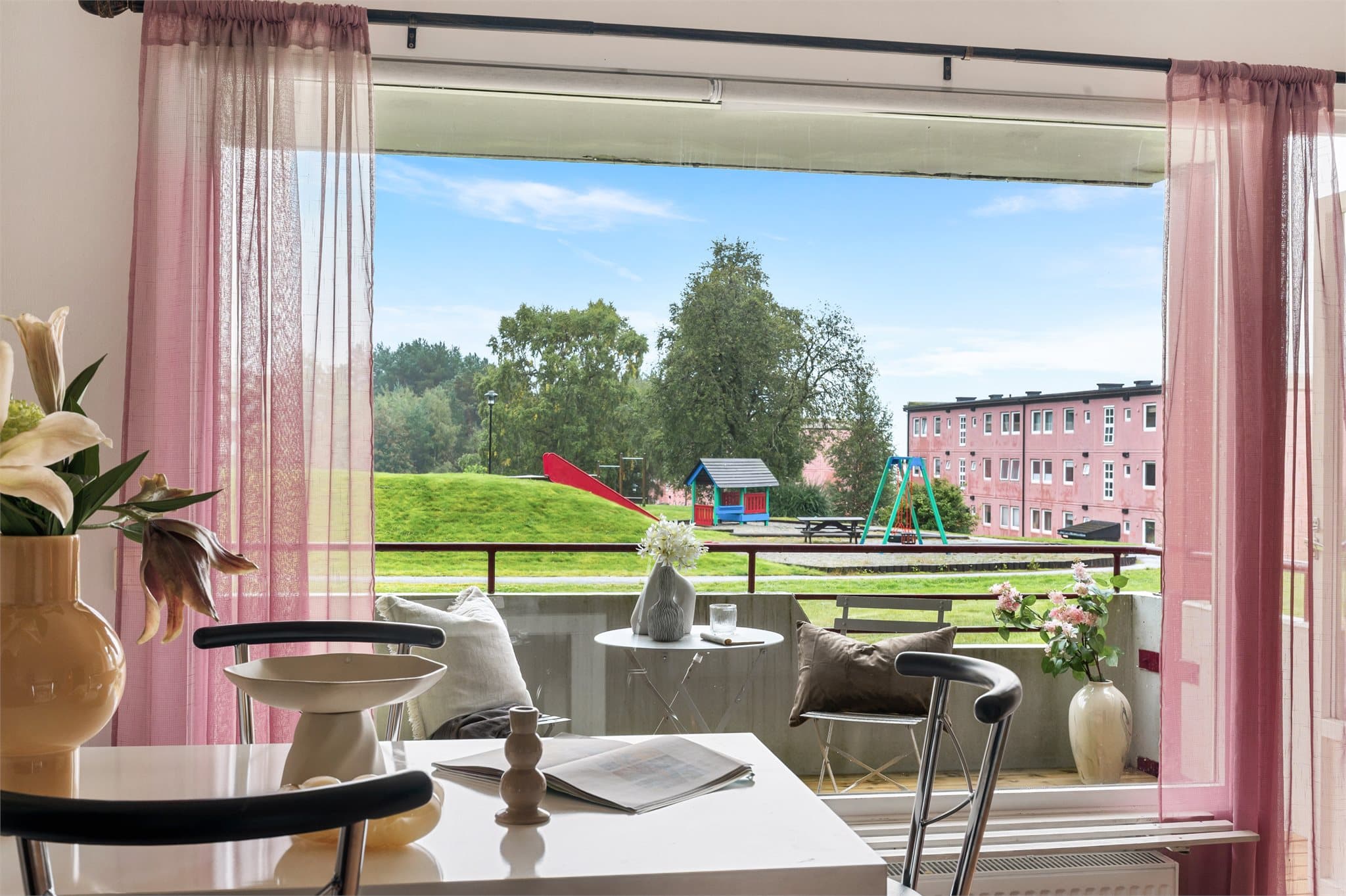 - Leiligheten har et BRA-i på 73 m² og inneholder entré/gang, stue, kjøkken, bad og 3 soverom -