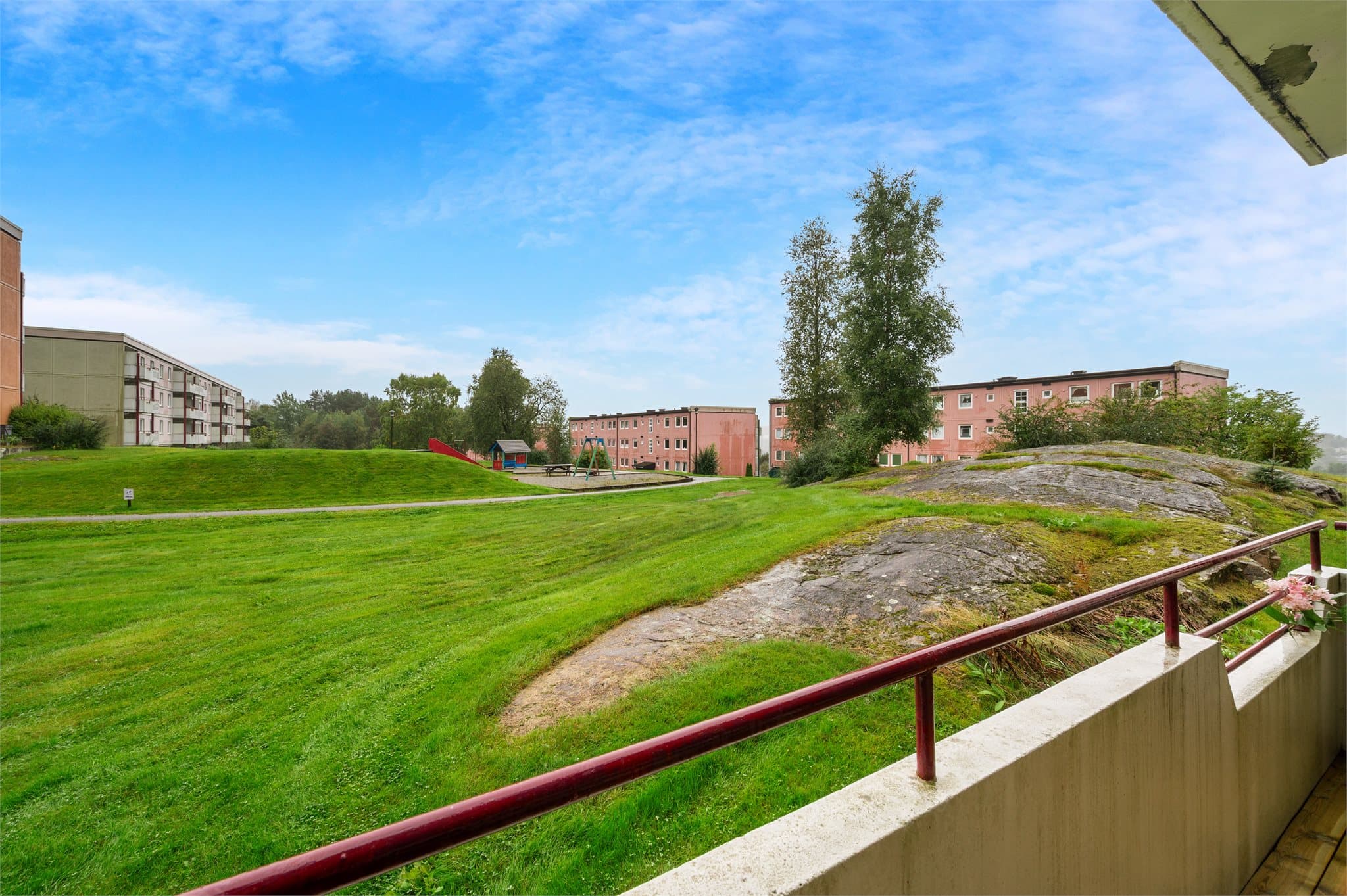 - Altanen måler 10,4 m² og er vendt ut mot hyggelige fellesarealer -