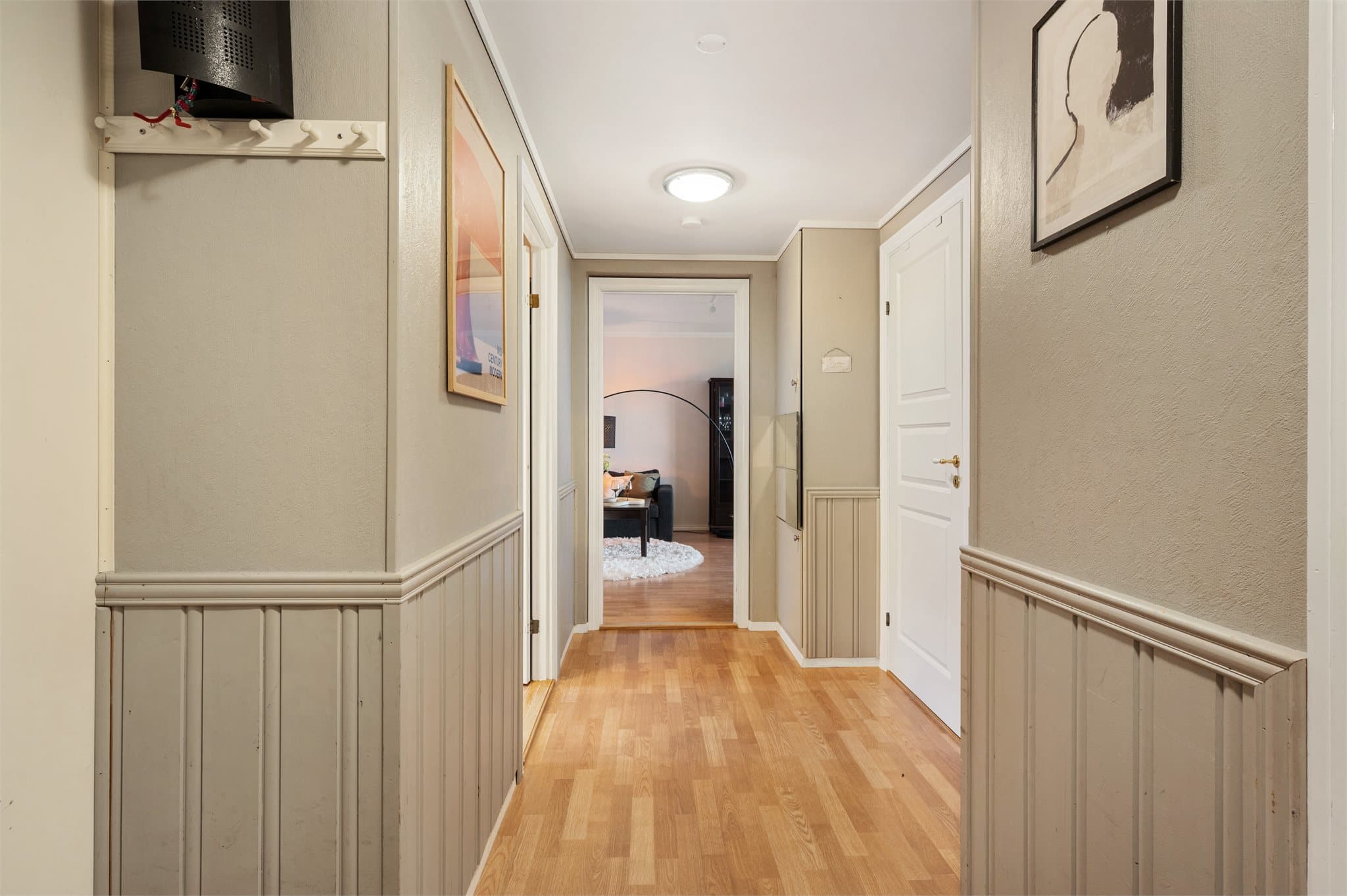 - Leiligheten disponerer to eksterne boder i underetasjen på ca. 4 m² og 2 m² -