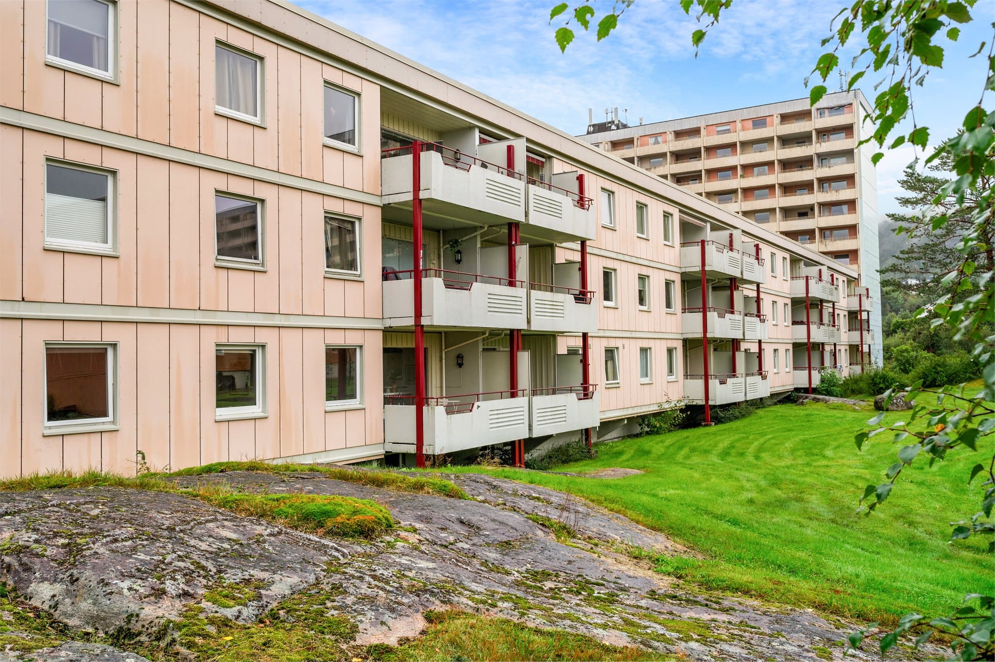 - Fra boligen er det ca. 3 minutters gange til Bunnpris Smiberget -