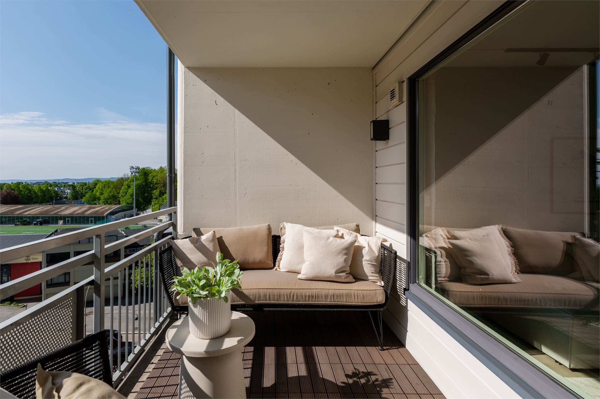 Balkongen gir god beskyttelse mot vær og vind og har plass til både sittegruppe, grill og grønne planter.