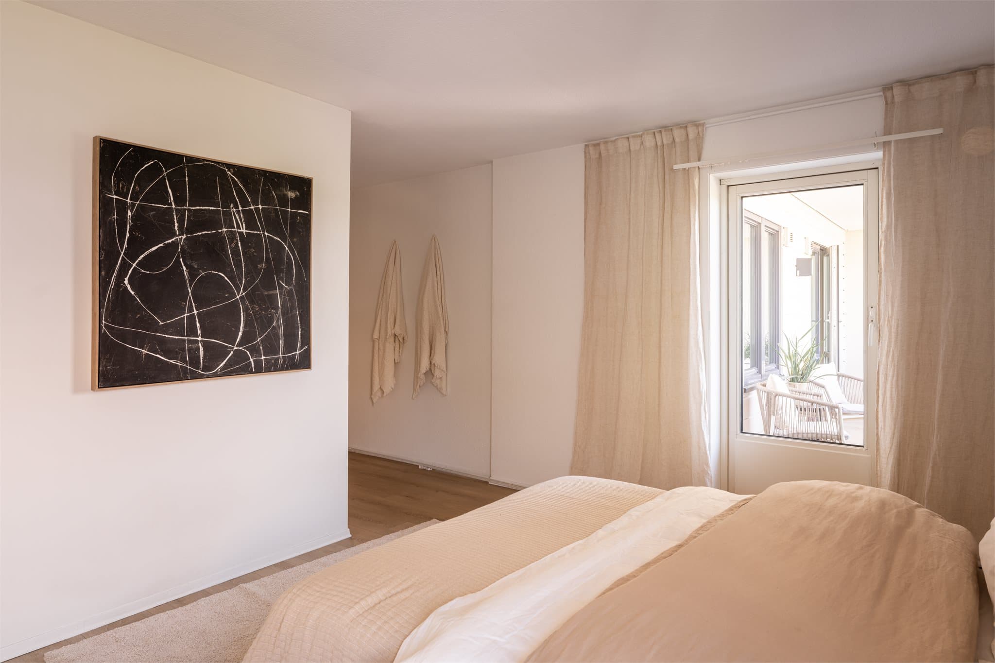 Fra hovedsoverommet er det direkte utgang til en overbygd balkong på ca. 7 m².