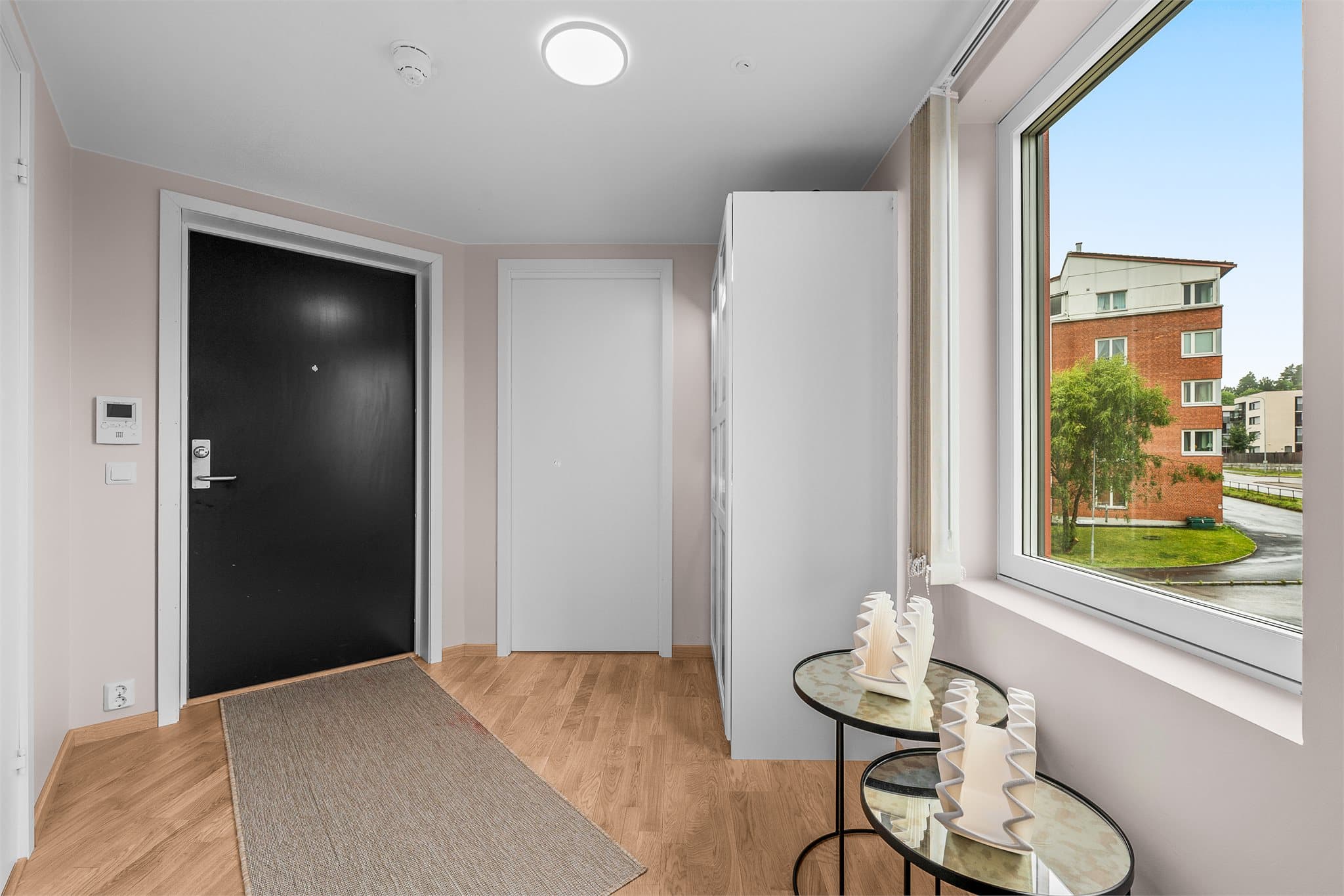 Velkommen inn! Entréen er lysmalt og har parkett på gulv. Plass til oppbevaring av yttertøy og sko.