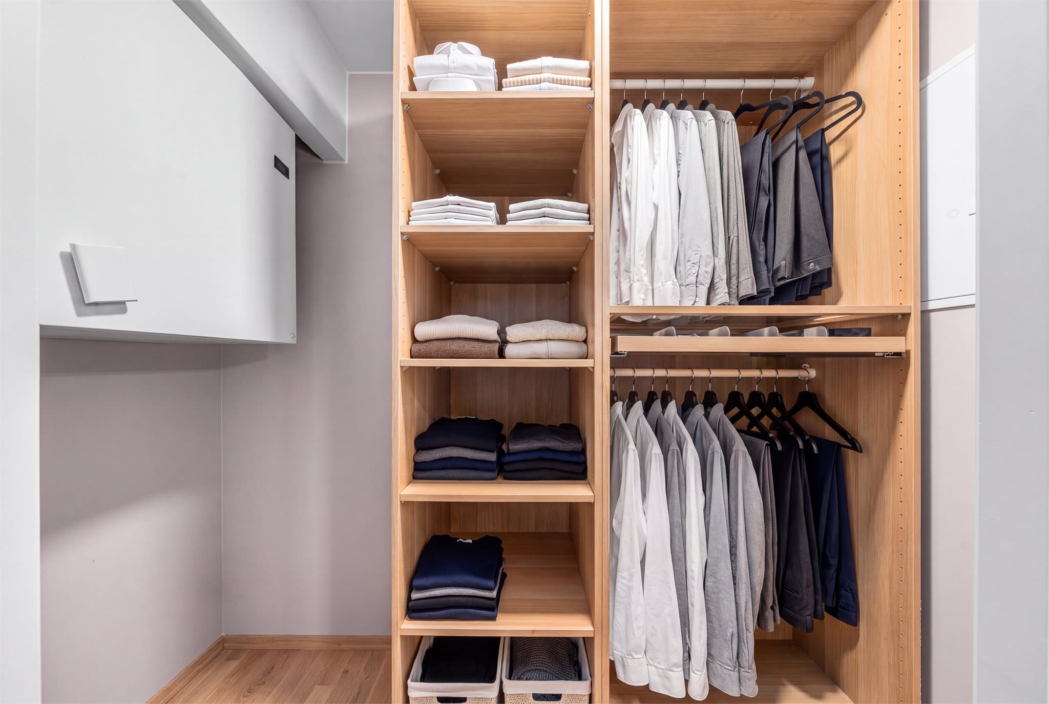 Innvendig bod og garderobe gir gode oppbevaringsmuligheter for klær og utstyr.