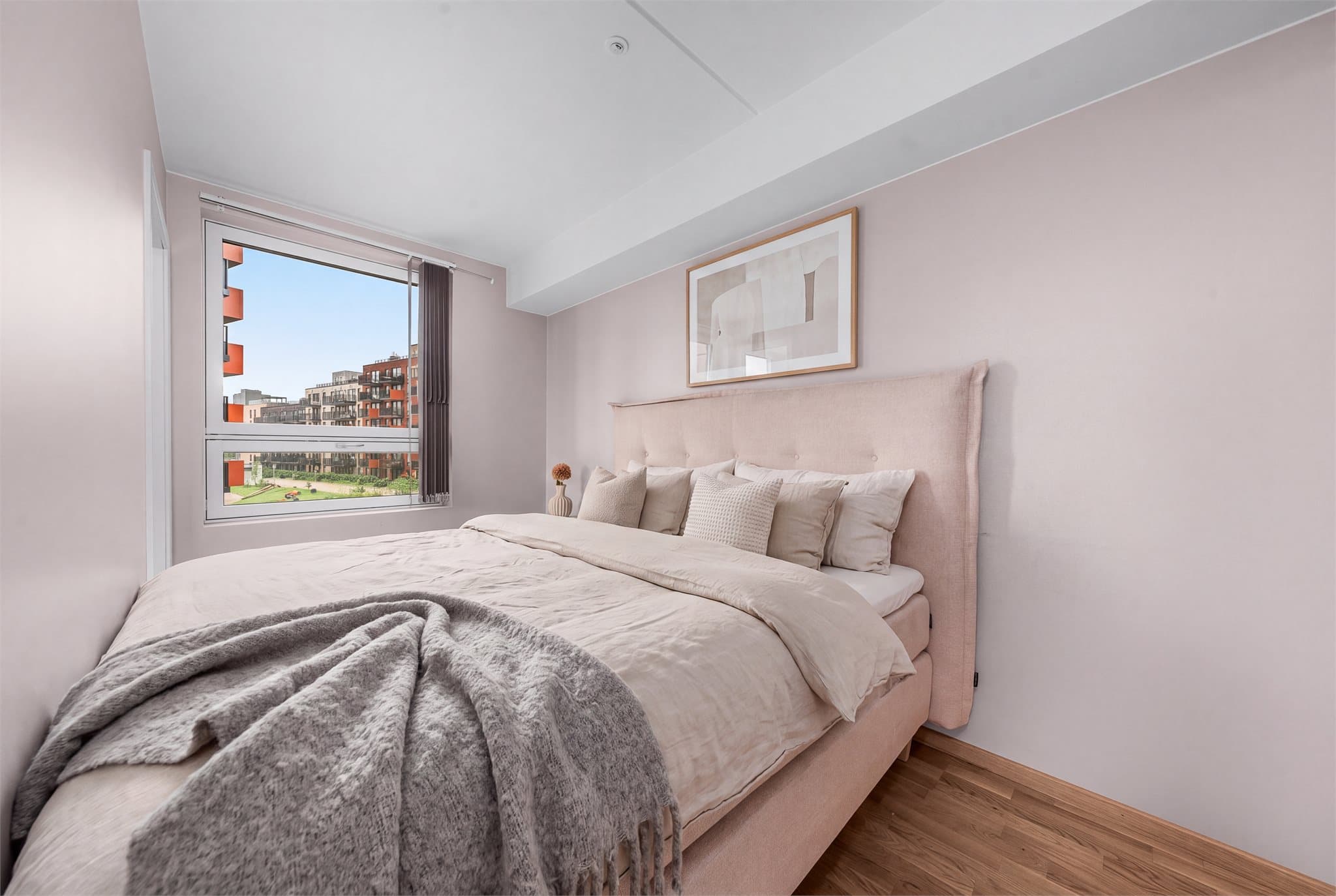 Hovedsoverom med plass til dobbeltseng og oppvarming via vannbåren radiator.