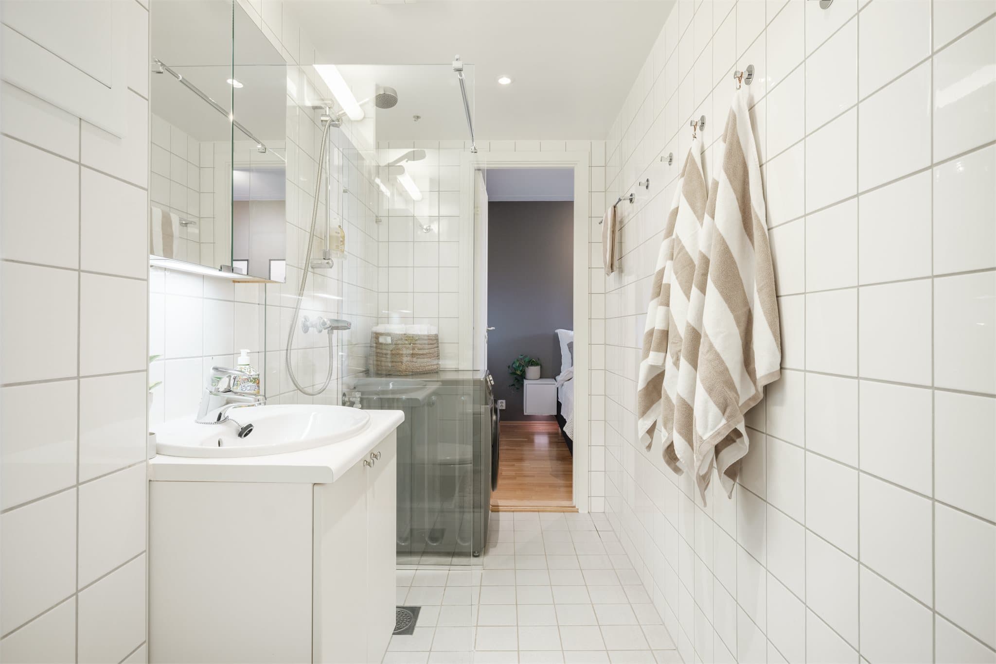 Her får du komfortabel gulvvarme kombinert med praktisk downlights.