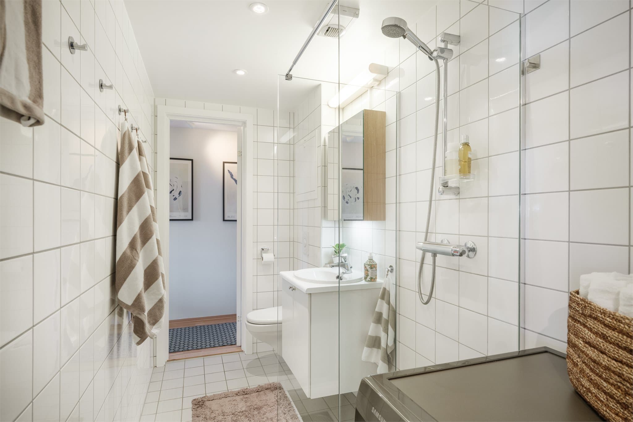 Baderommet er romslig og har praktisk tilgang fra både soverom og entré.