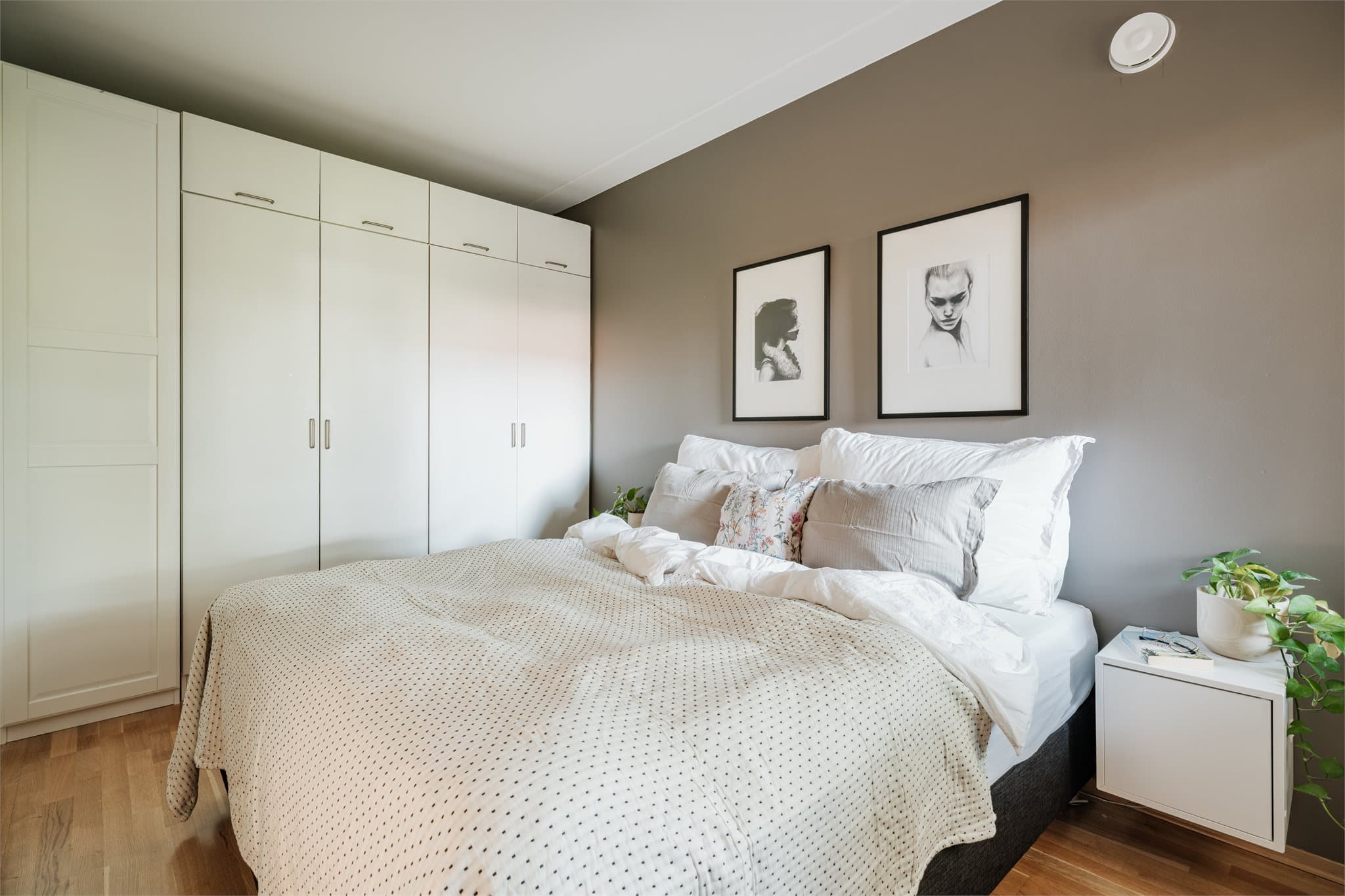 Hovedsoverom av god størrelse med plass til dobbeltseng, nattbord og øvrige møbler etter behov.