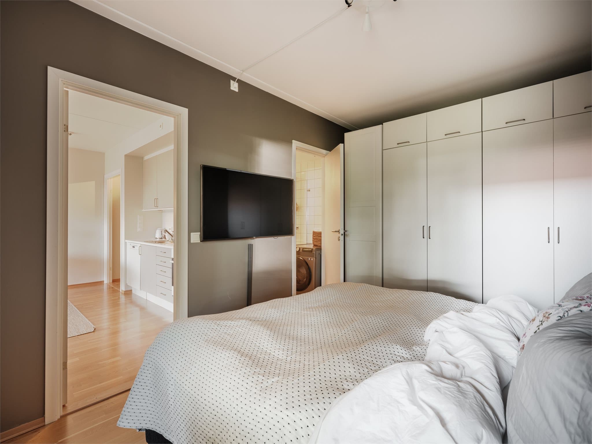 Innredet med stort garderobeskap som gir god plass til oppbevaring av klær og personlige eiendeler. Fra soverommet er det inngang til badet.