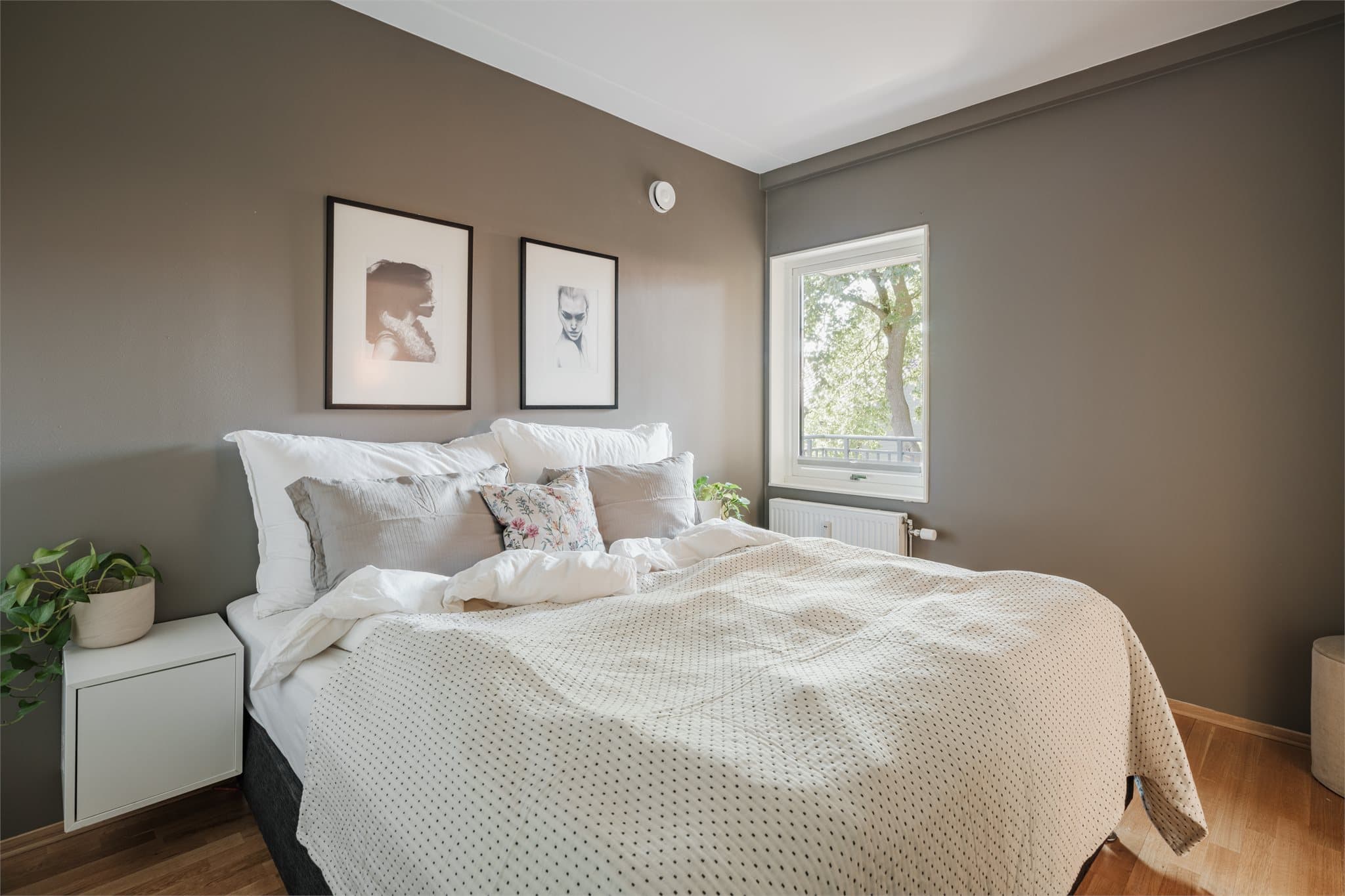 Det vender ut mot et frodig, grønt landskap som gir en innbydende atmosfære.