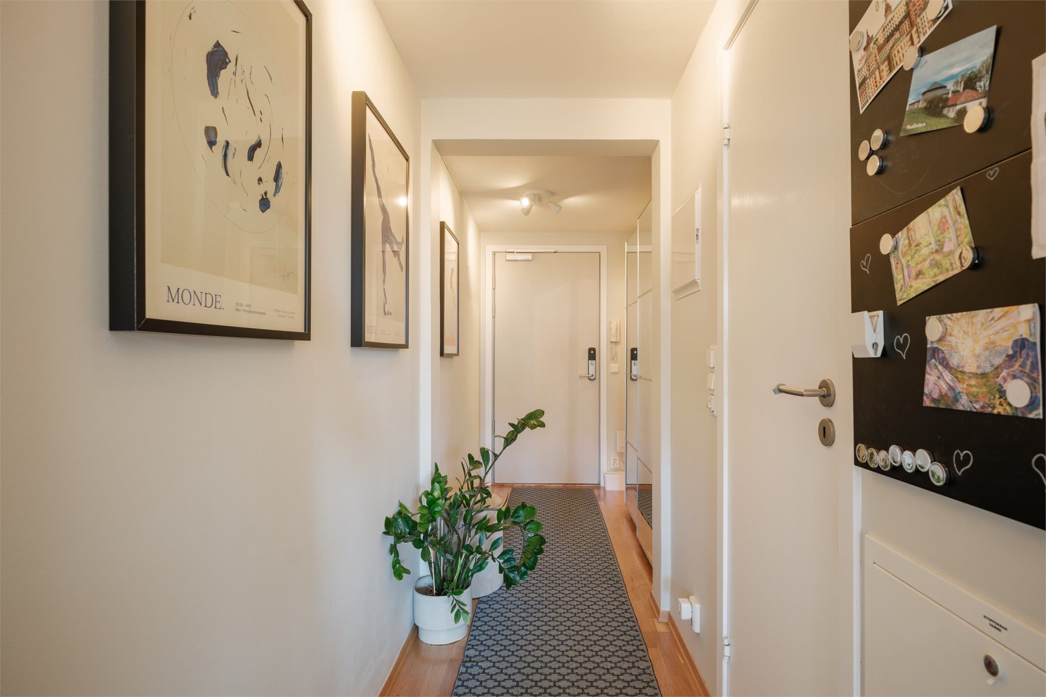 Velkommen inn! Det er montert Yale kodelås på ytterdøren.