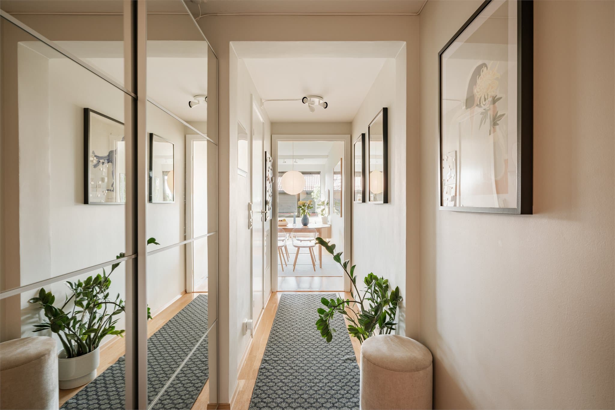 Entréen fremstår lys og luftig, med god plass til oppbevaring i en romslig garderobeløsning.