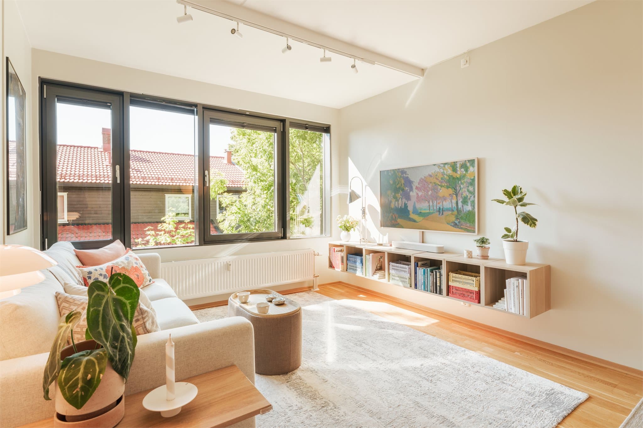 Stuen fremstår romslig og innbydende, med god plass til en stor sofagruppe.