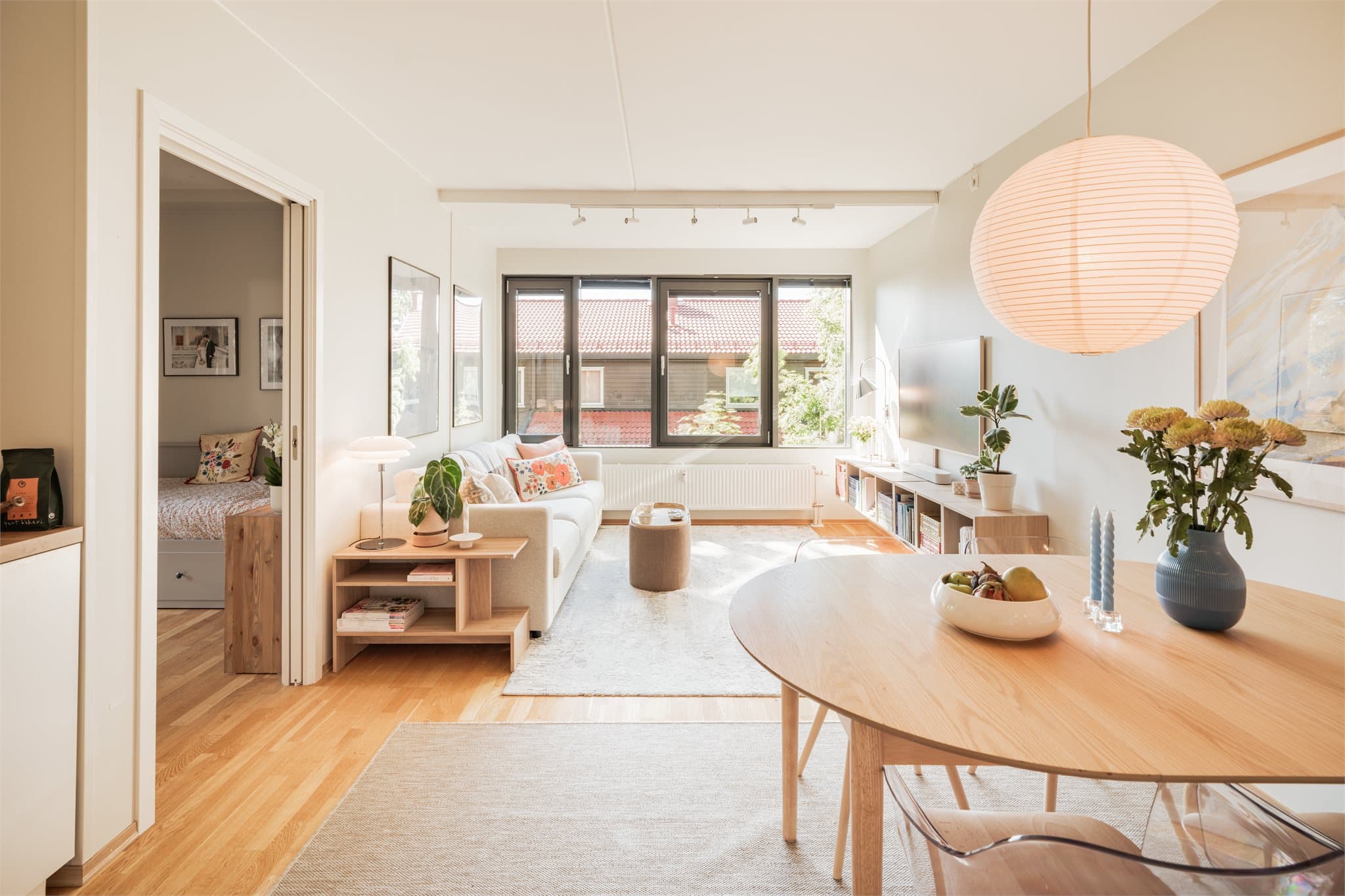 Dette er en lekker og svært tiltalende leilighet med store vindusflater og naturlig lysinnslipp.