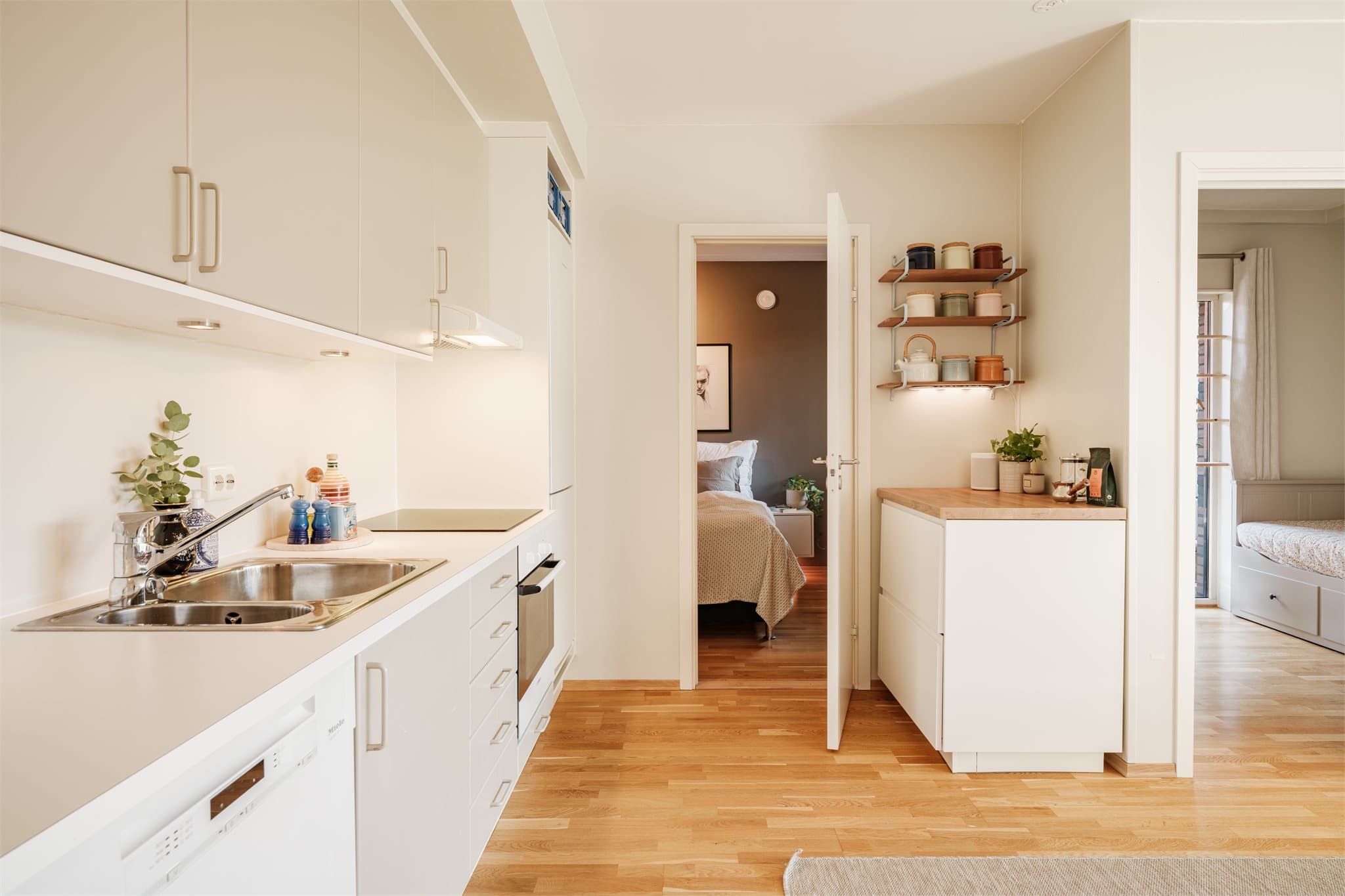 Kjøkkenet er utstyrt med oppvaskmaskin, integret stekeovn og platetopp.