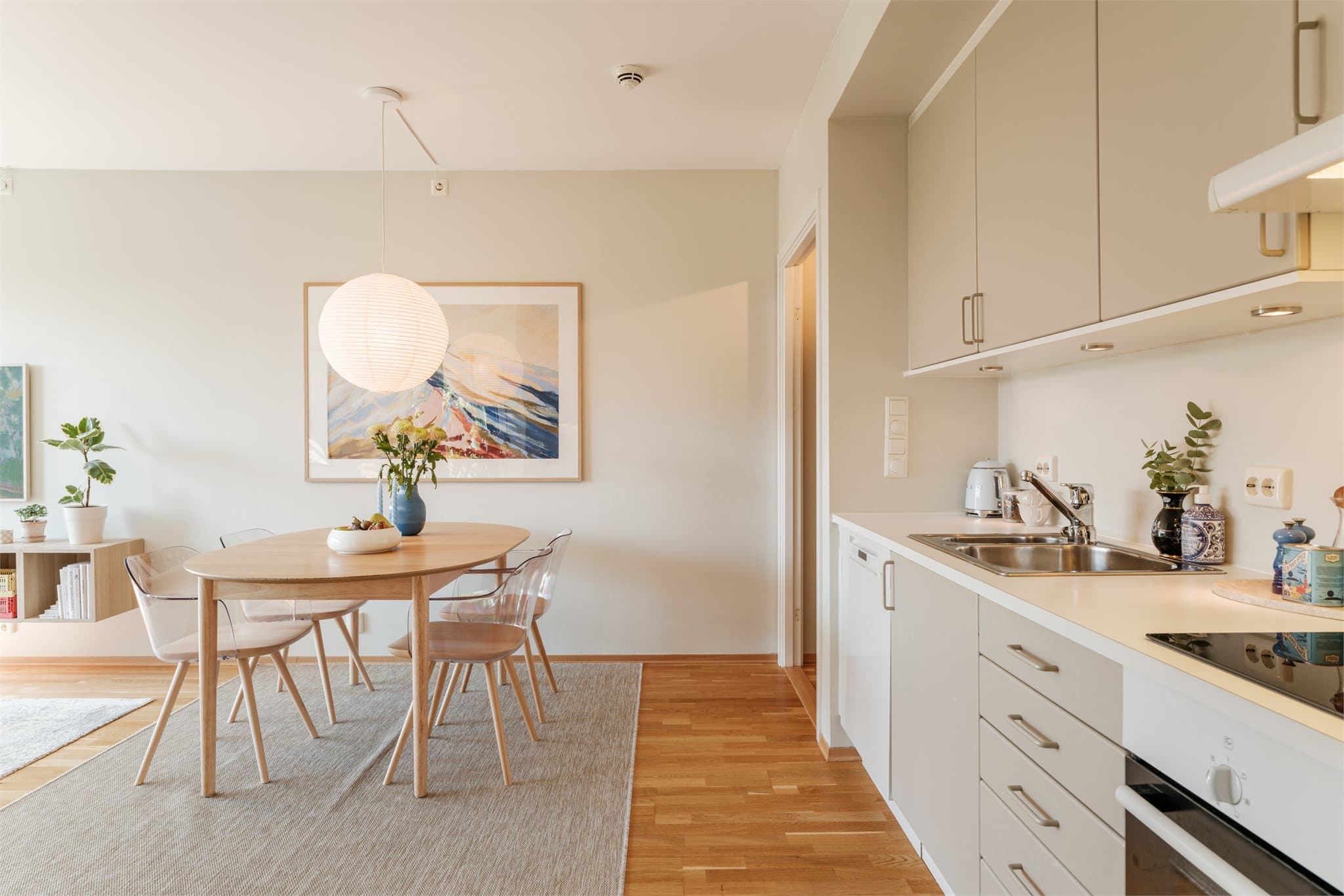 Spisebordet får en naturlig plassering mellom stue- og kjøkkensonen.