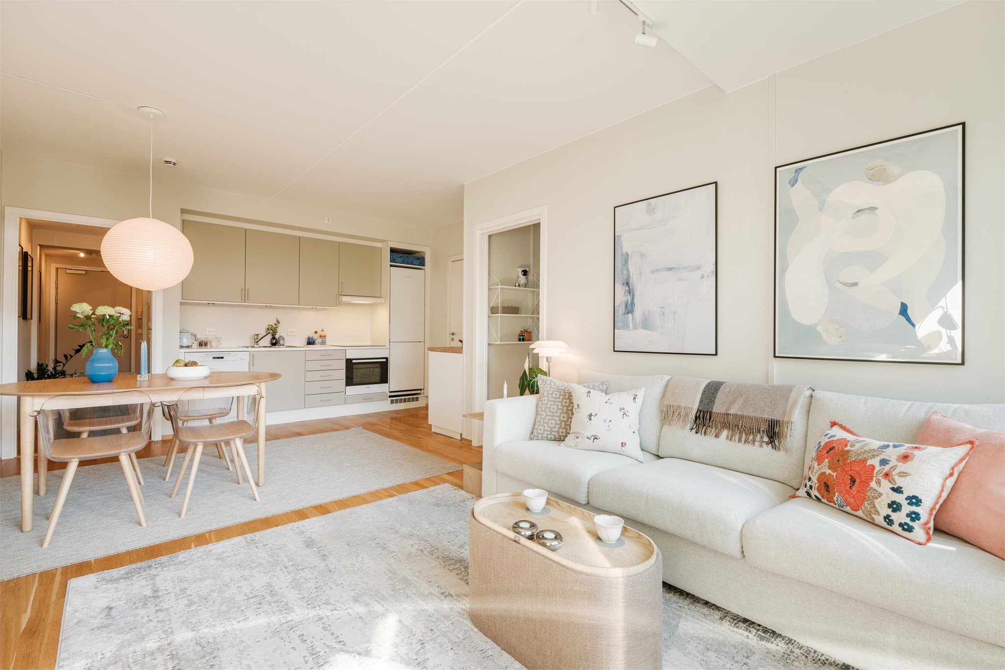 Kjøkkenet har åpen løsning mot stue og spiseområde, som skaper en lys og sosial planløsning.