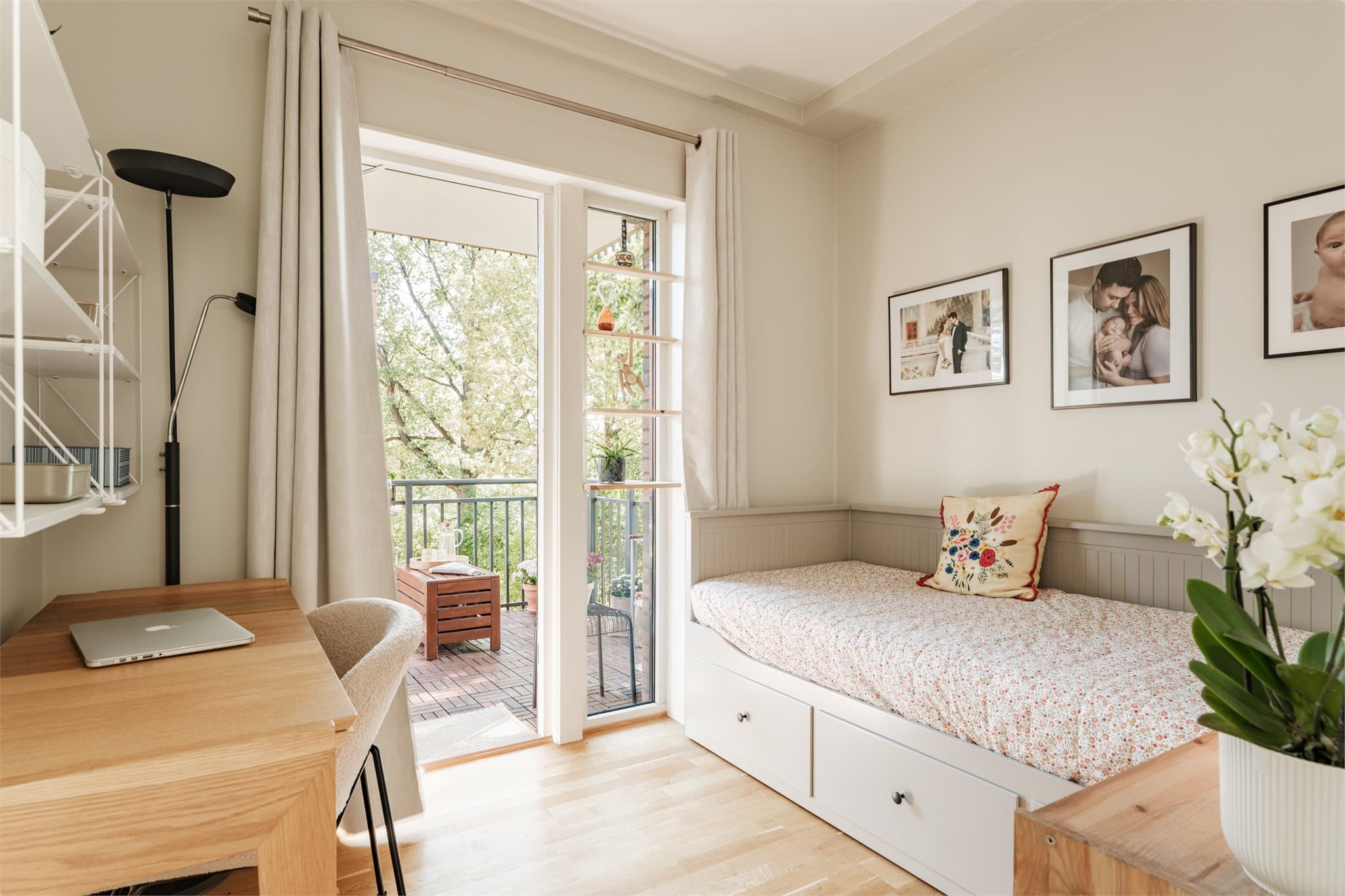 Det er god plass til seng, oppbevaring, skrivepult og det en måtte ønske.