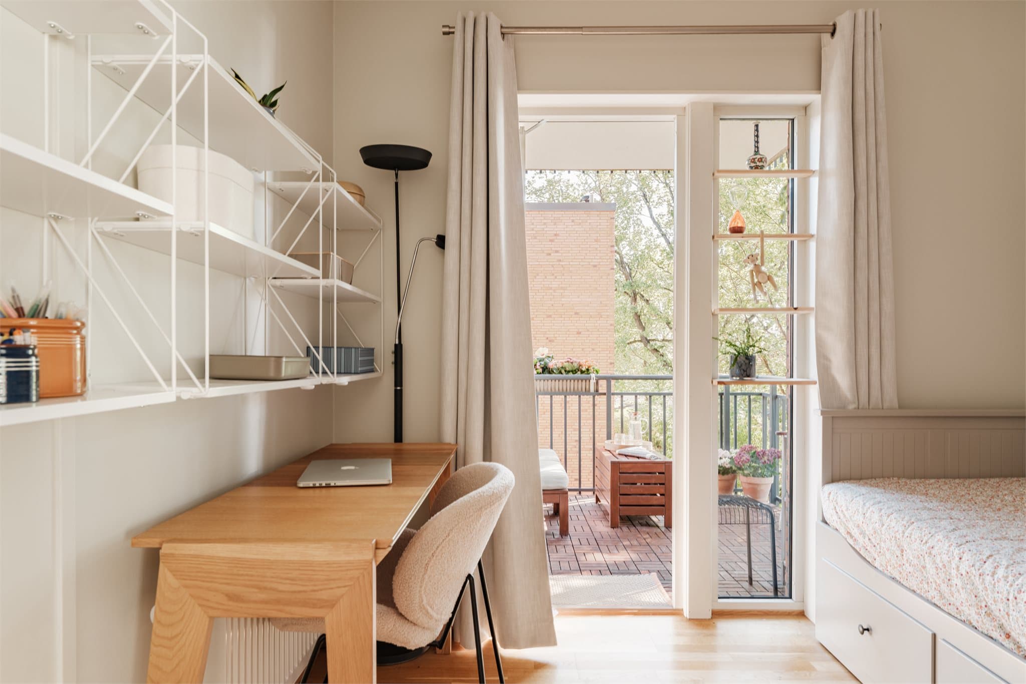 Soverom 2 er lyst og innbydende med mange bruksmuligheter.