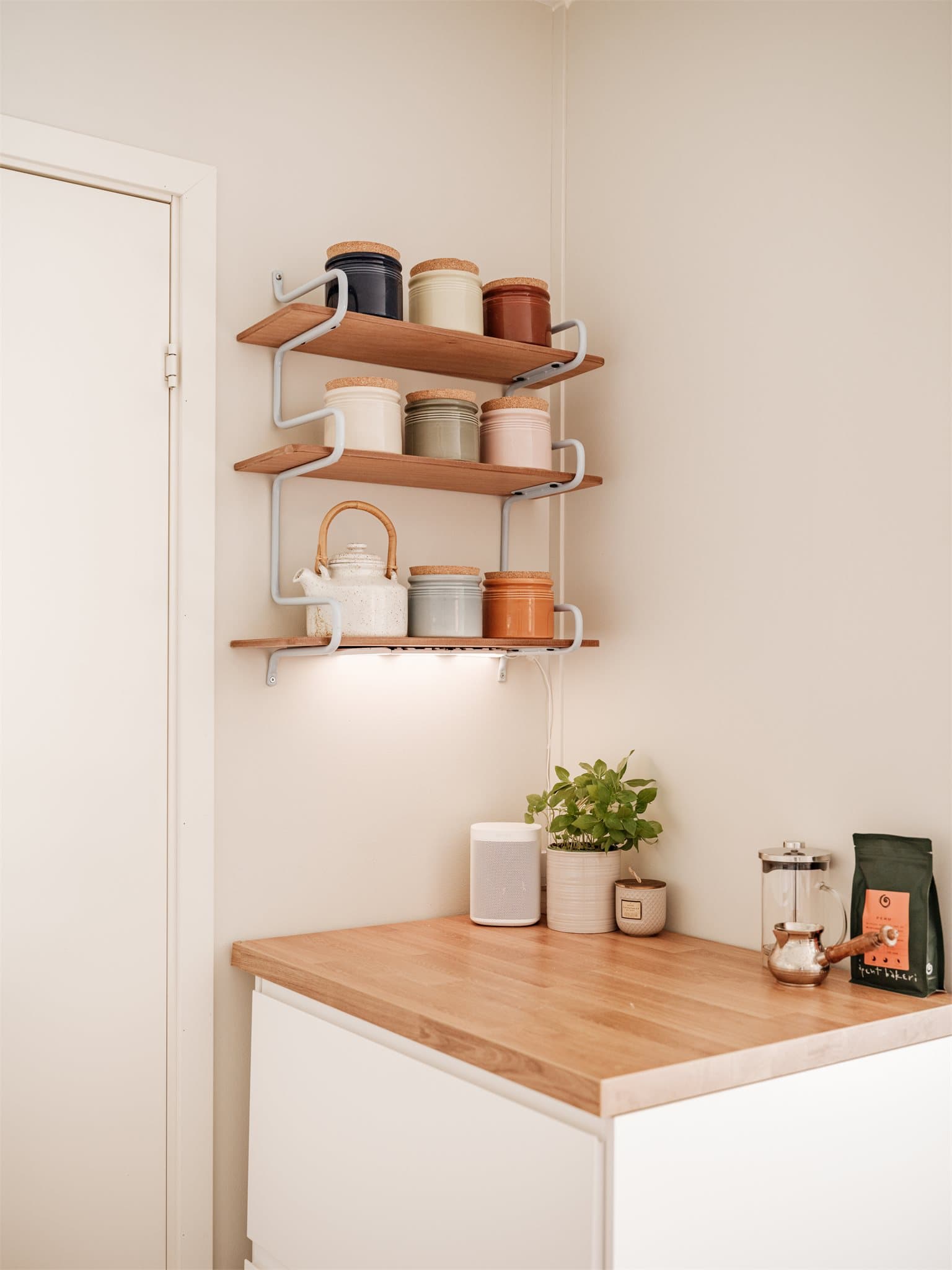 Kjøkkenet tilbyr rikelig med benkeplass og smarte, praktiske løsninger.