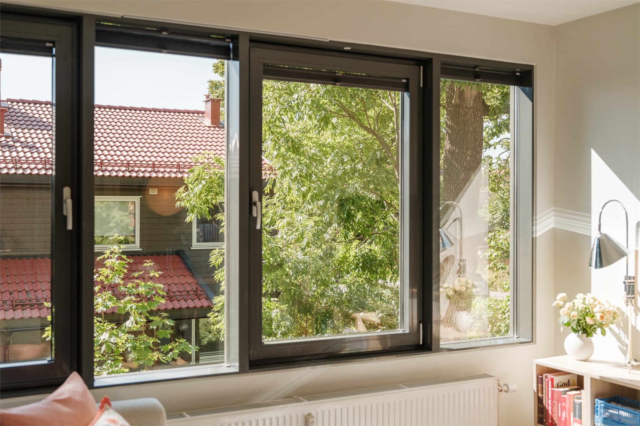 Store, frodige trær sørger for meget behaglig utsyn fra de store stuevinduene.