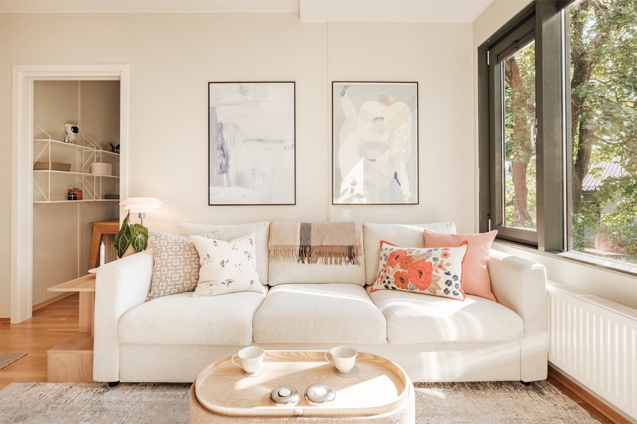 Leiligheten fremstår med lyse, malte overflater som gjør det enkelt å skape et personlig og innbydende hjem.