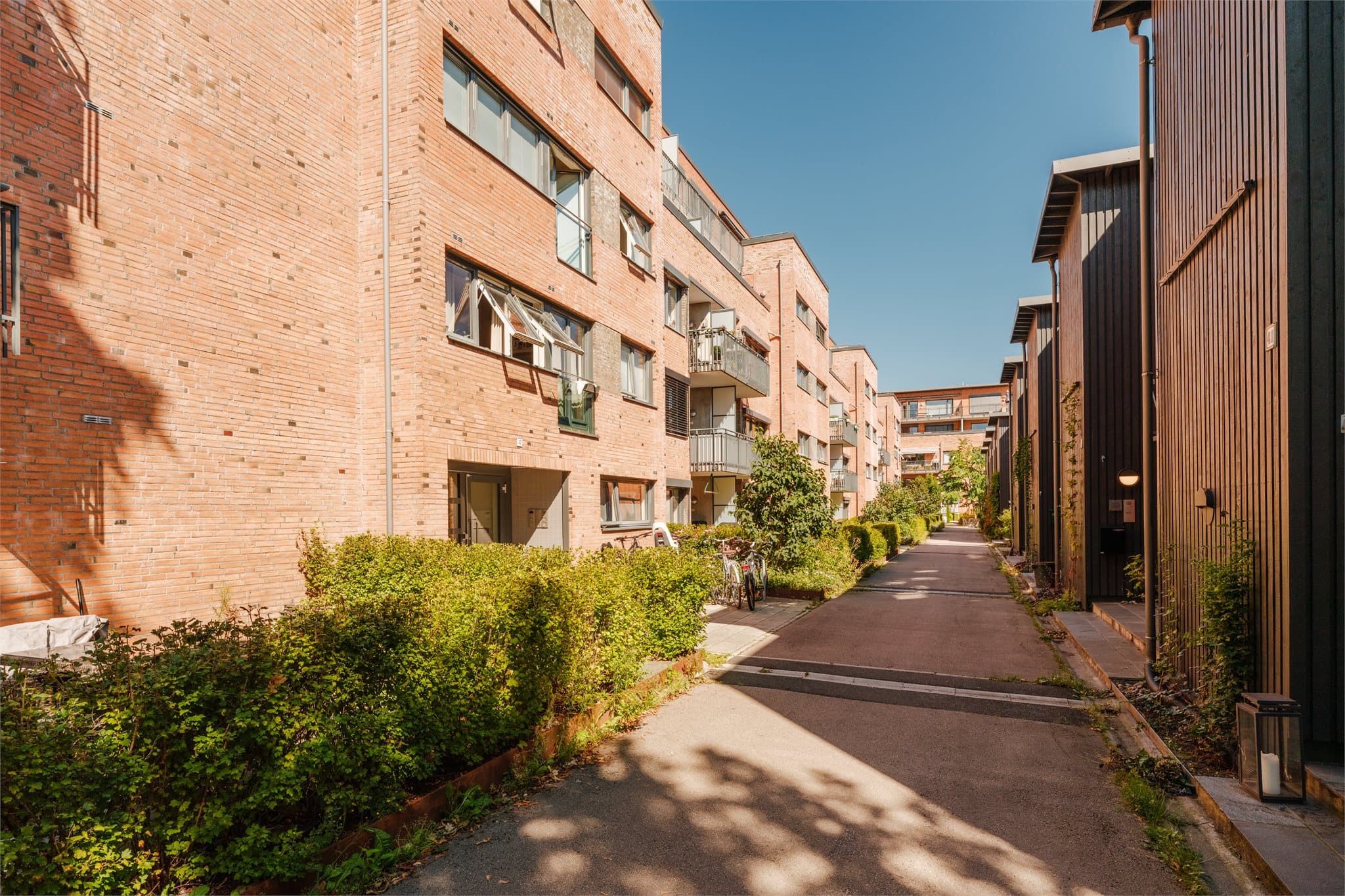 Området kombinerer trygghet med barnevennlige omgivelser og gode uteområder for lek og aktivitet.
