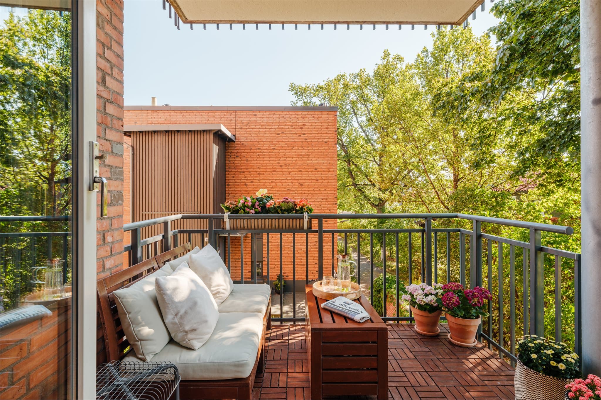 Balkongen på ca. 6 m² som gir flotte solforhold og ligger i rolige, idylliske omgivelser.