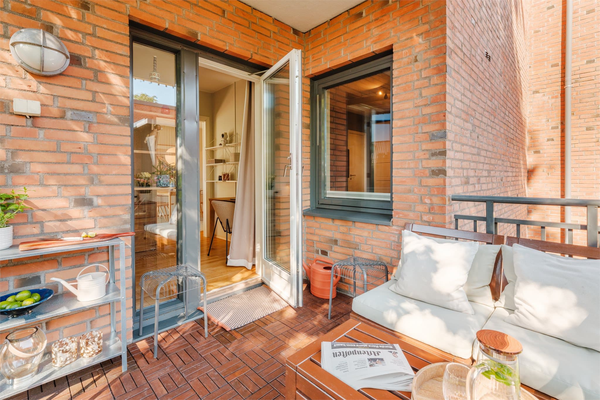 Balkongen er utstyrt med utelys og stikkontakt.