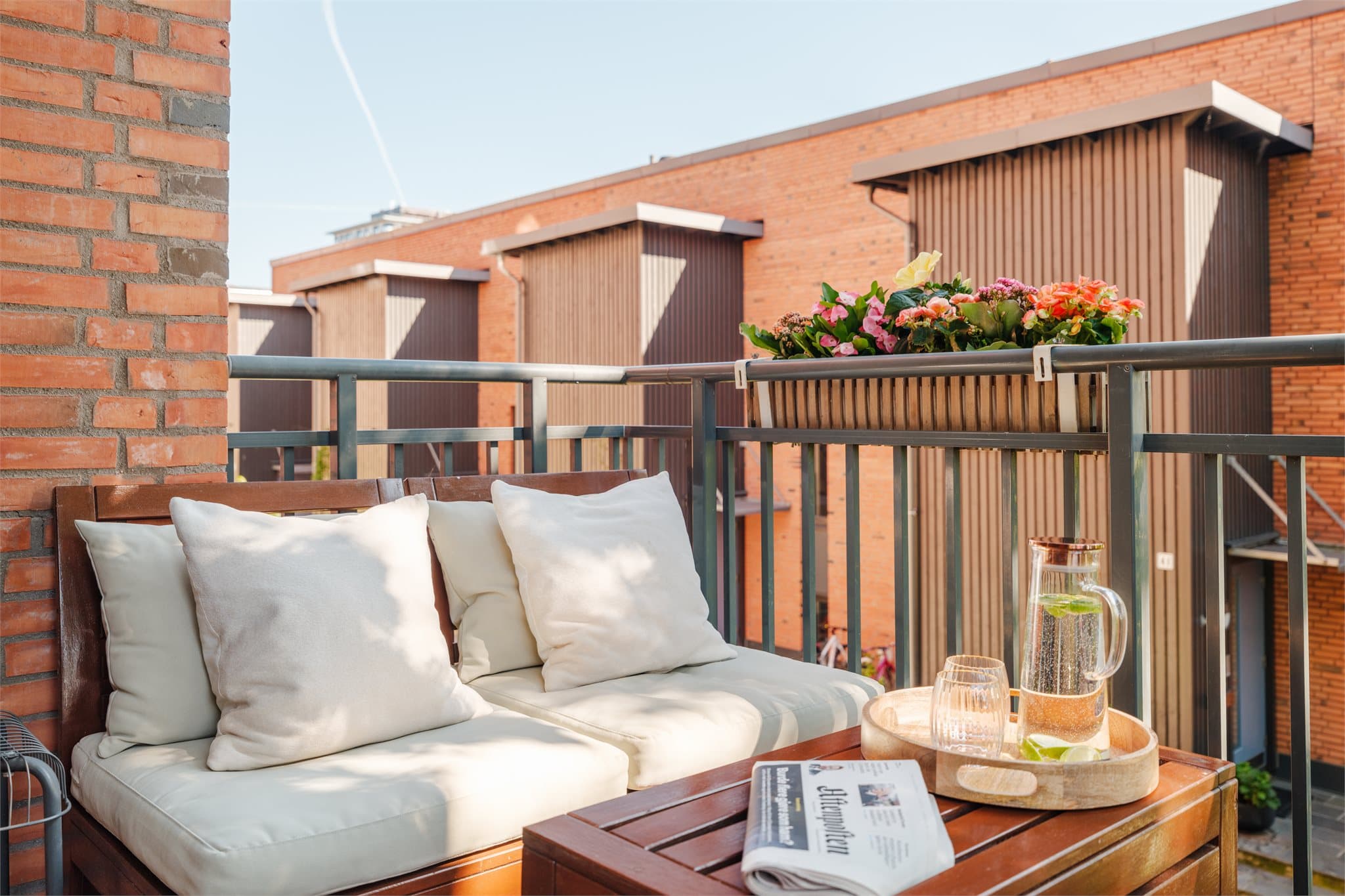 Med god plass til utemøbler blir balkongen et naturlig sted for samvær med venner og familie.