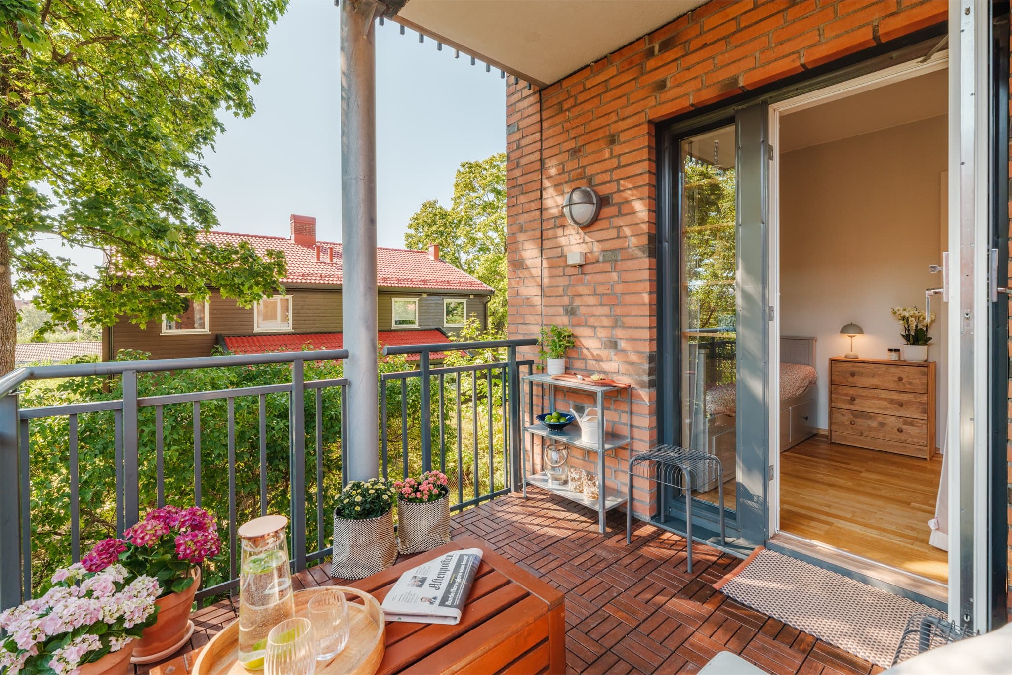 Her kan man nyte flott utsyn samtidig som det er god plass til utemøbler, grill og planter. Perfekt for sommerens late kvelder.