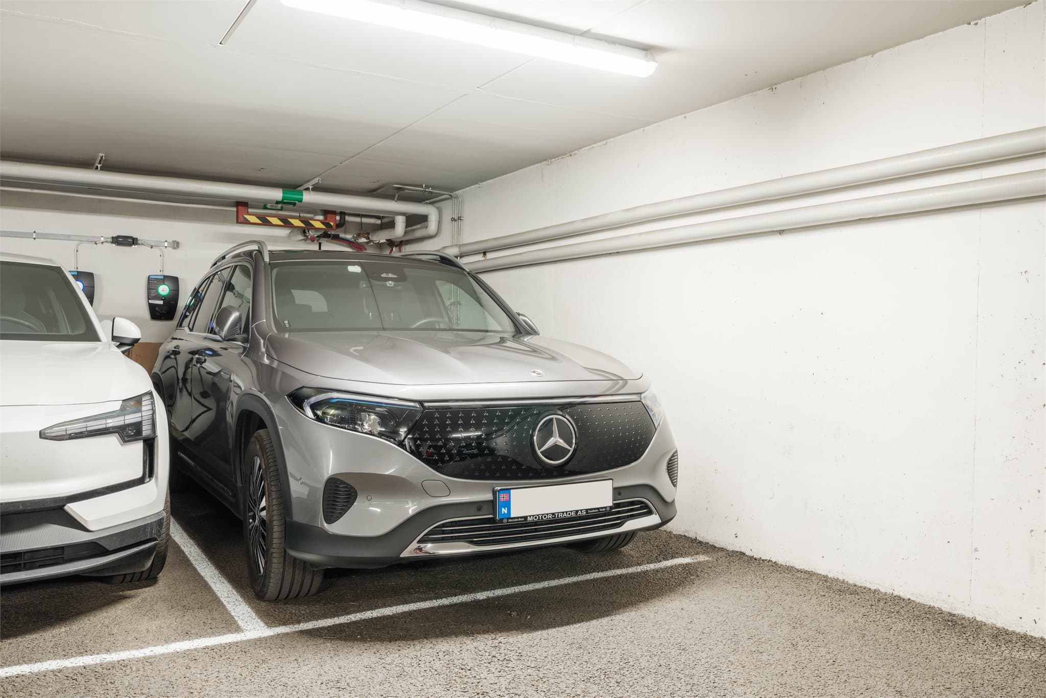 Garasjeplass med lader medfølger.