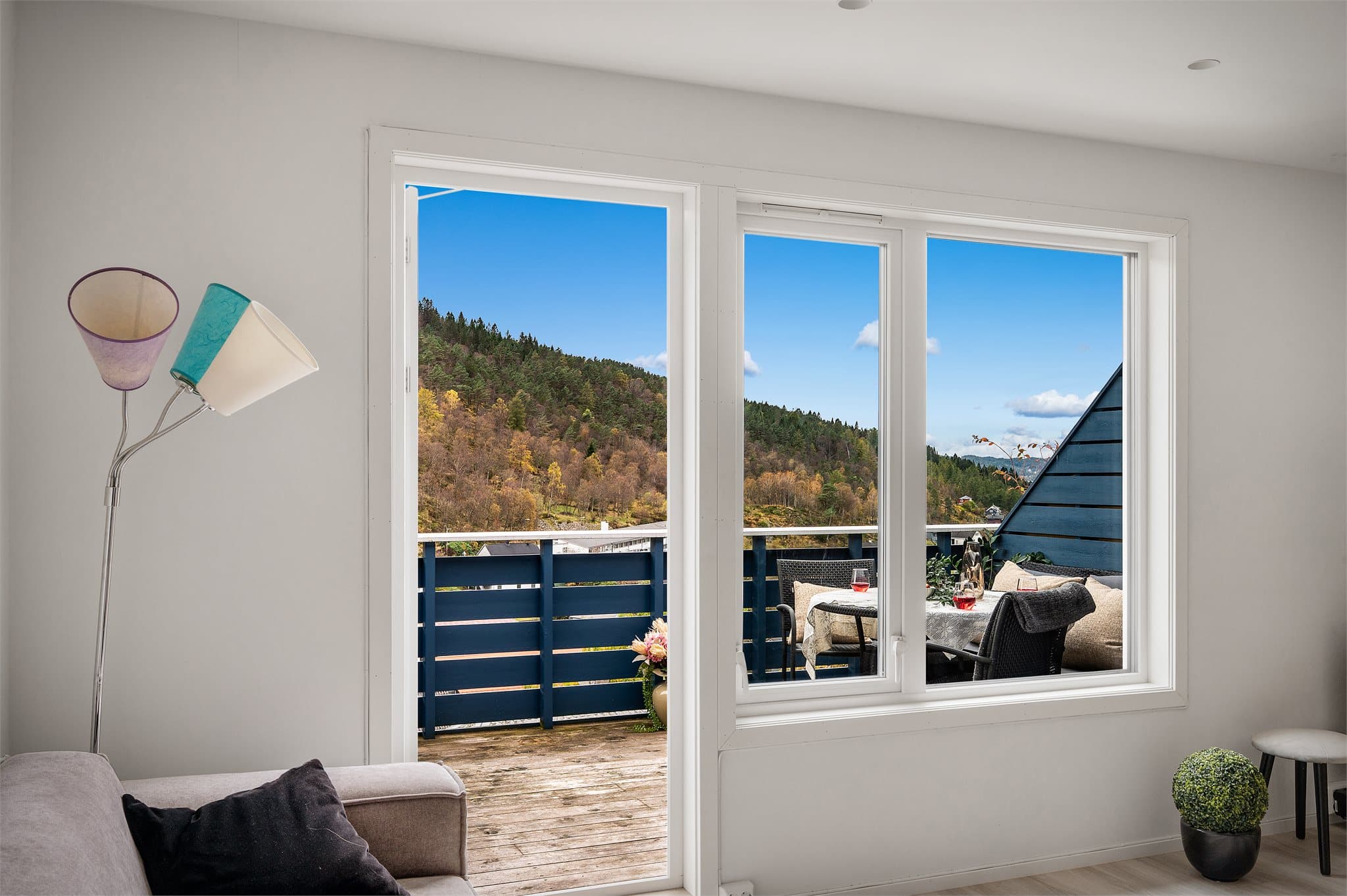 - Utsikten mot naturen trekkes inn i stuen når altandøren åpnes -