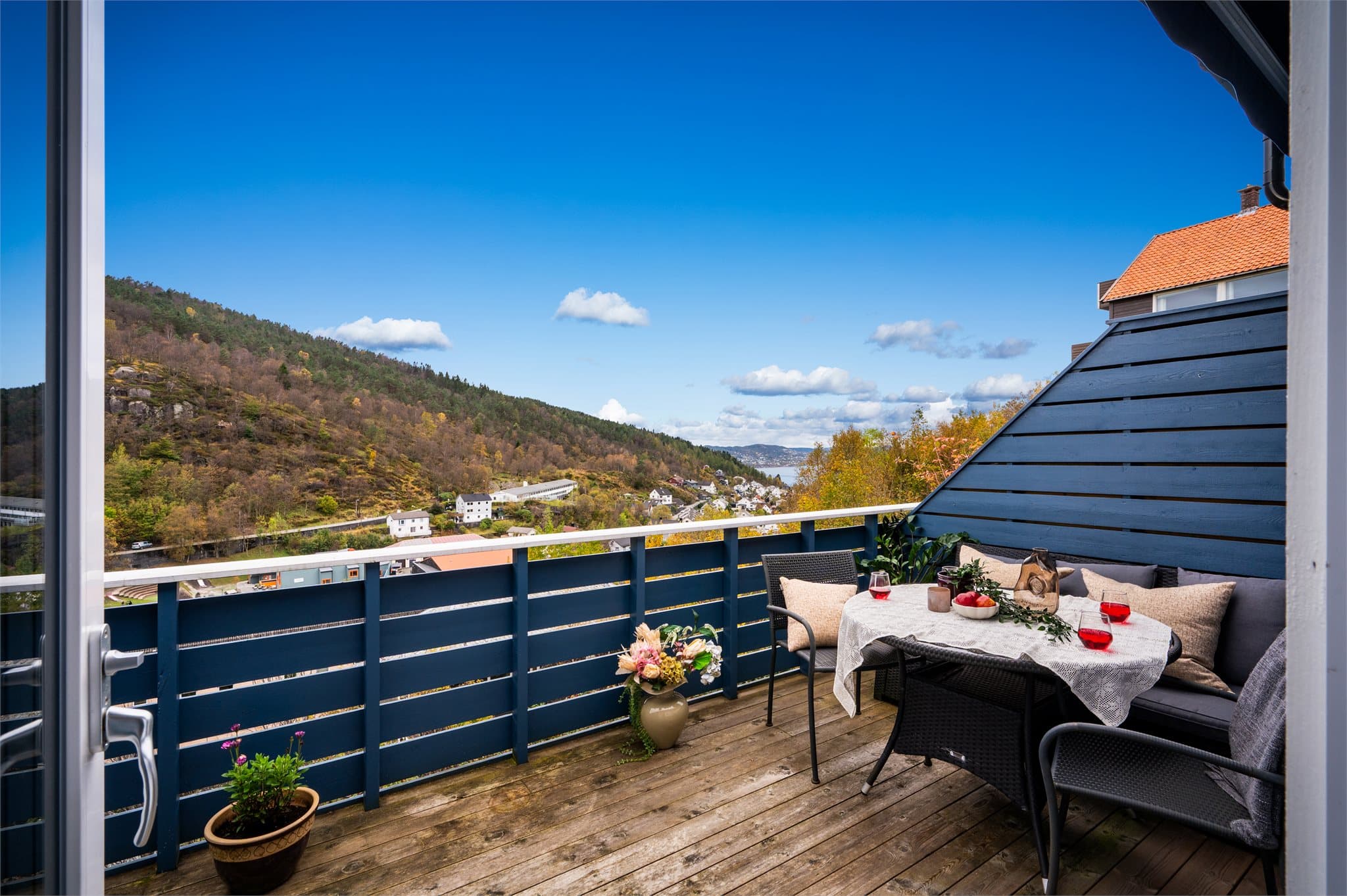 - Altanen har dekke av trevirke og god plass til utemøbler -
