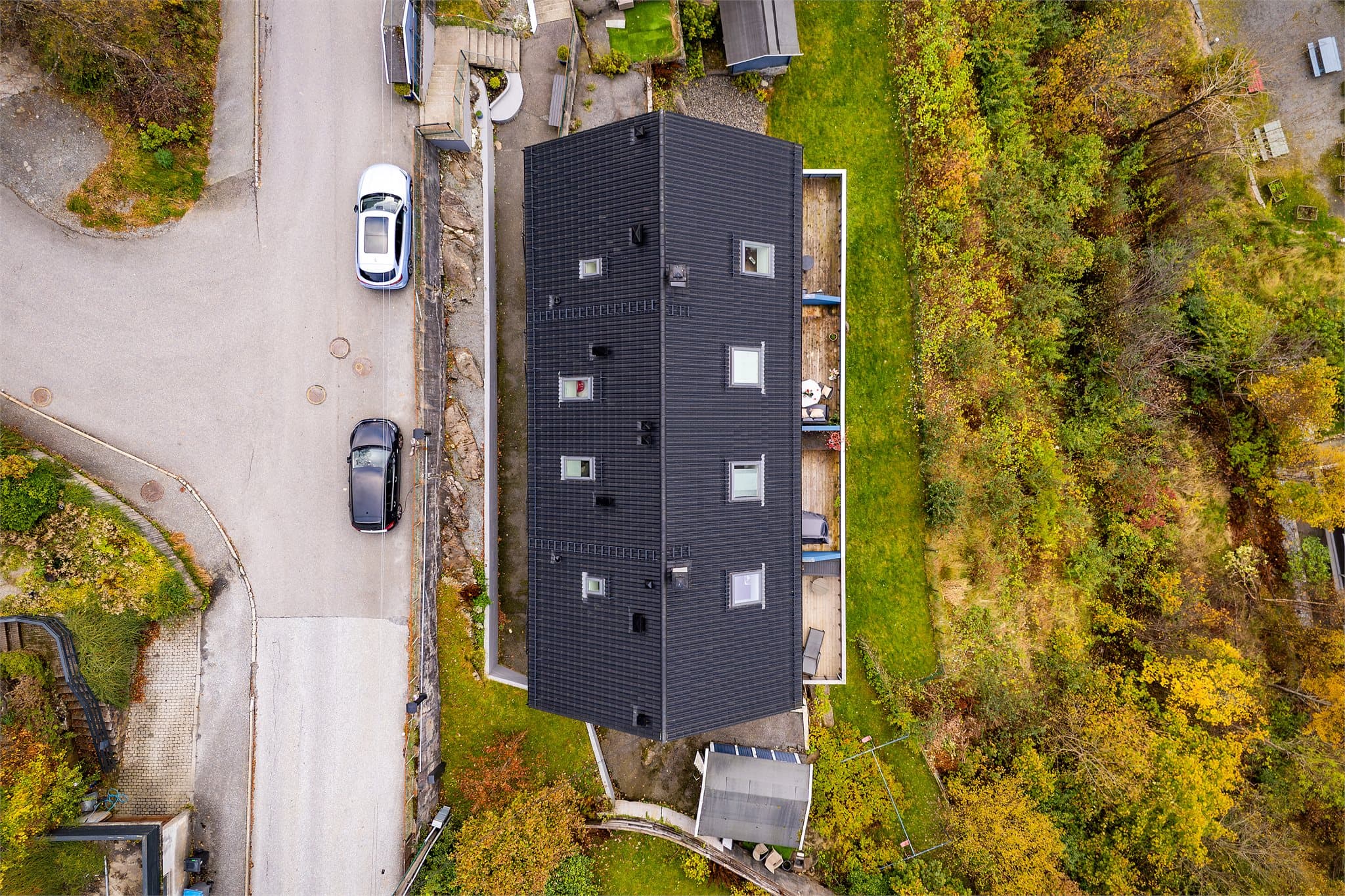 - Bygget fikk nytt tak i 2019–2020, og borettslaget har etablert elbilladere for beboerne -