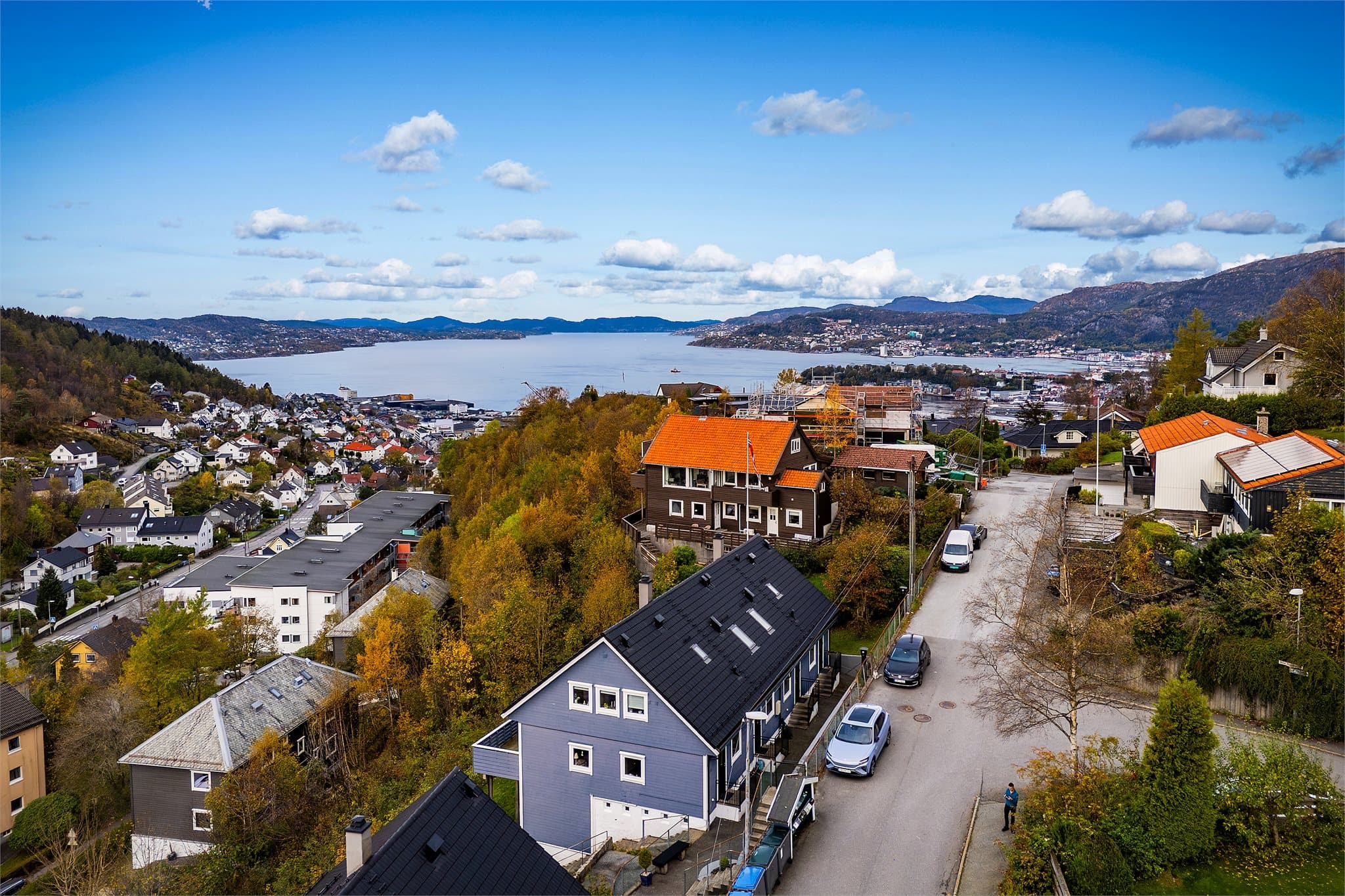 - Eiendommen ligger tilbaketrukket på Melkeplassen med kort avstand til Bergen sentrum -