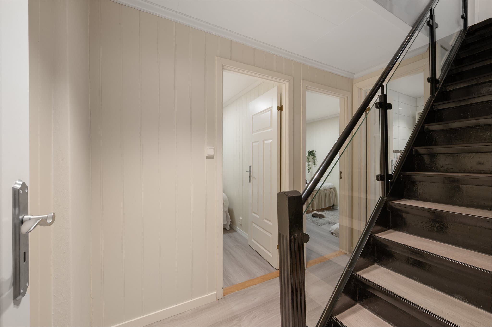 - Trappen leder ned til underetasjen som inneholder gang, omkledningsrom, 2 soverom og bad -