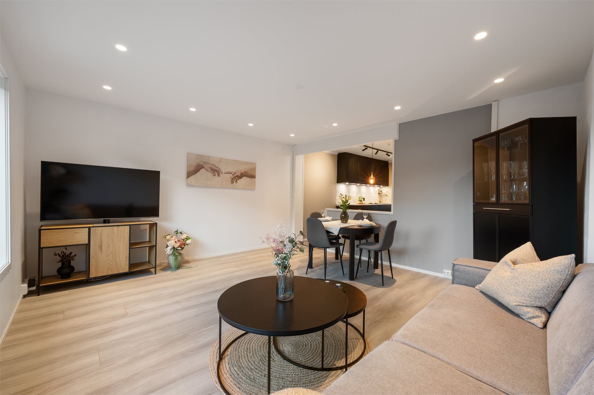 - Stuen har innfelte downlights i himlingen og slette overflater -