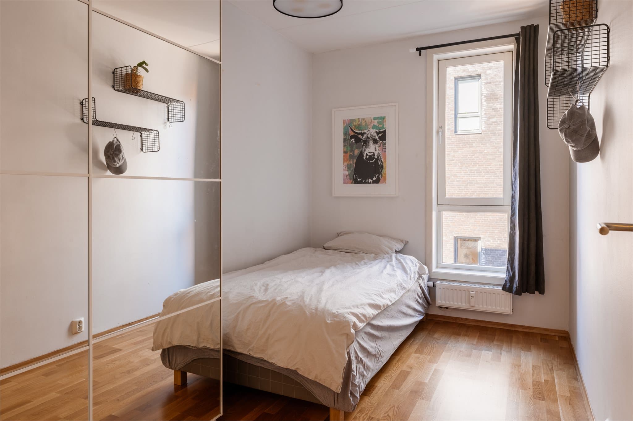 Det andre soverommet er også av god størrelse med god plass til seng, nattbord og garderobeskap.