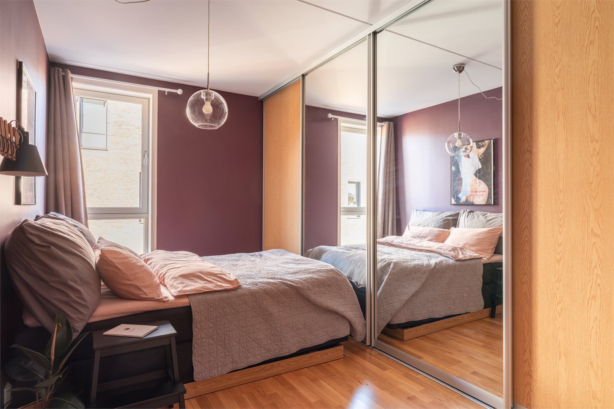 Hovedsoverommet har et stort garderobeskap som gir rikelig med lagringsplass.