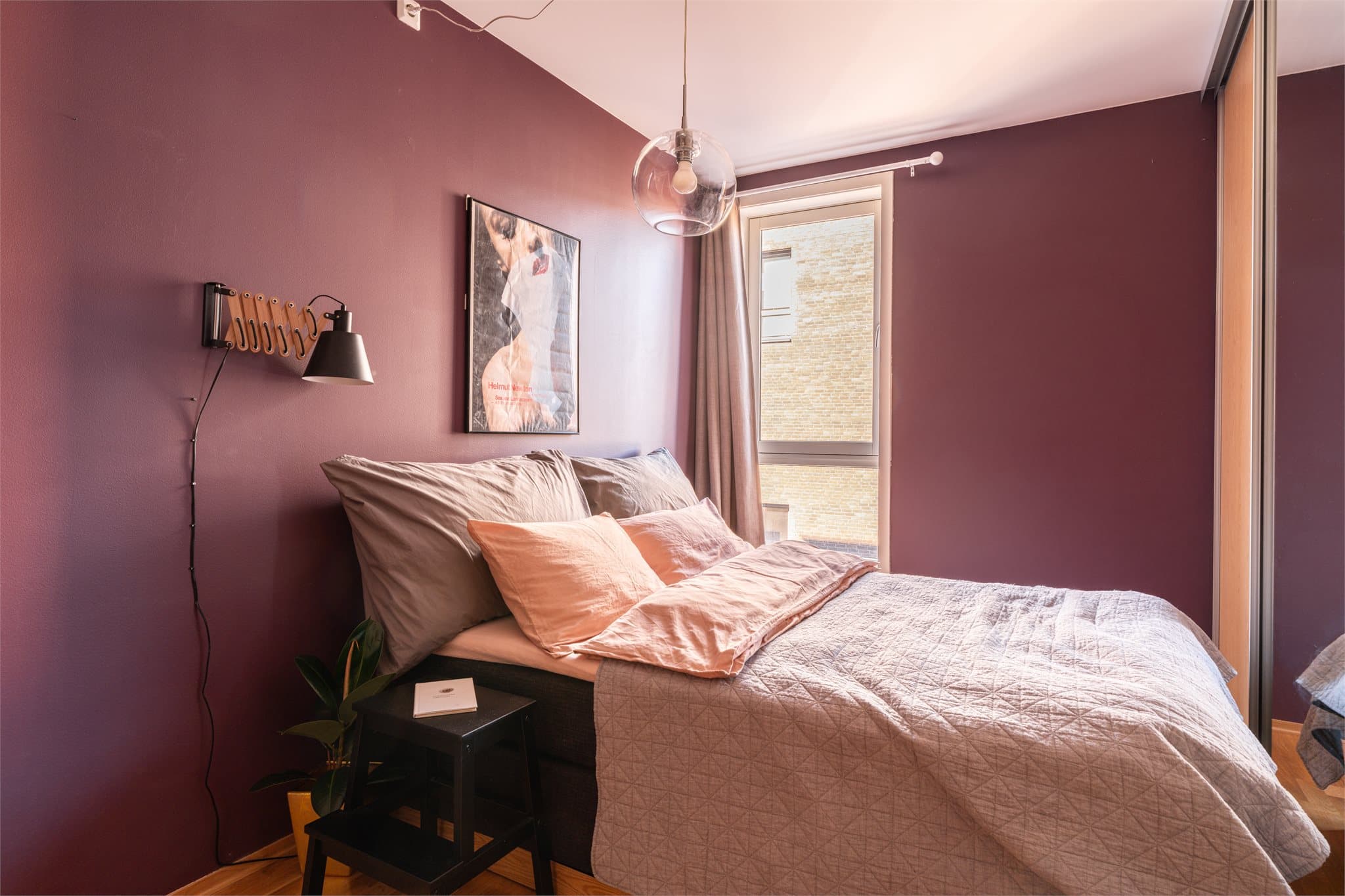 Boligen har tre gode soverom, alle med god størrelse og fleksible møbleringsmuligheter.