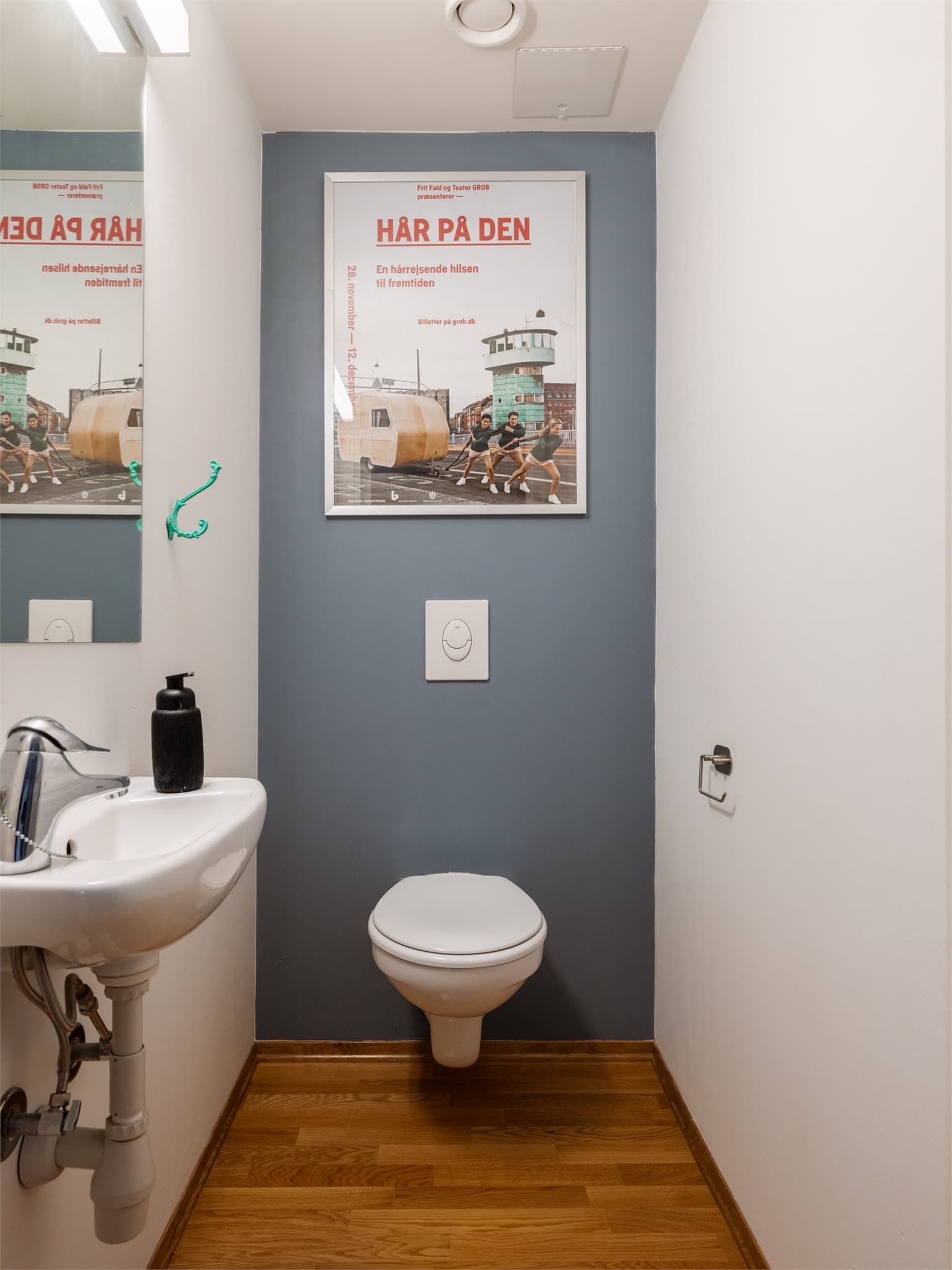 Boligen har også et praktisk, separat toalettrom – en stor fordel i en travel hverdag.