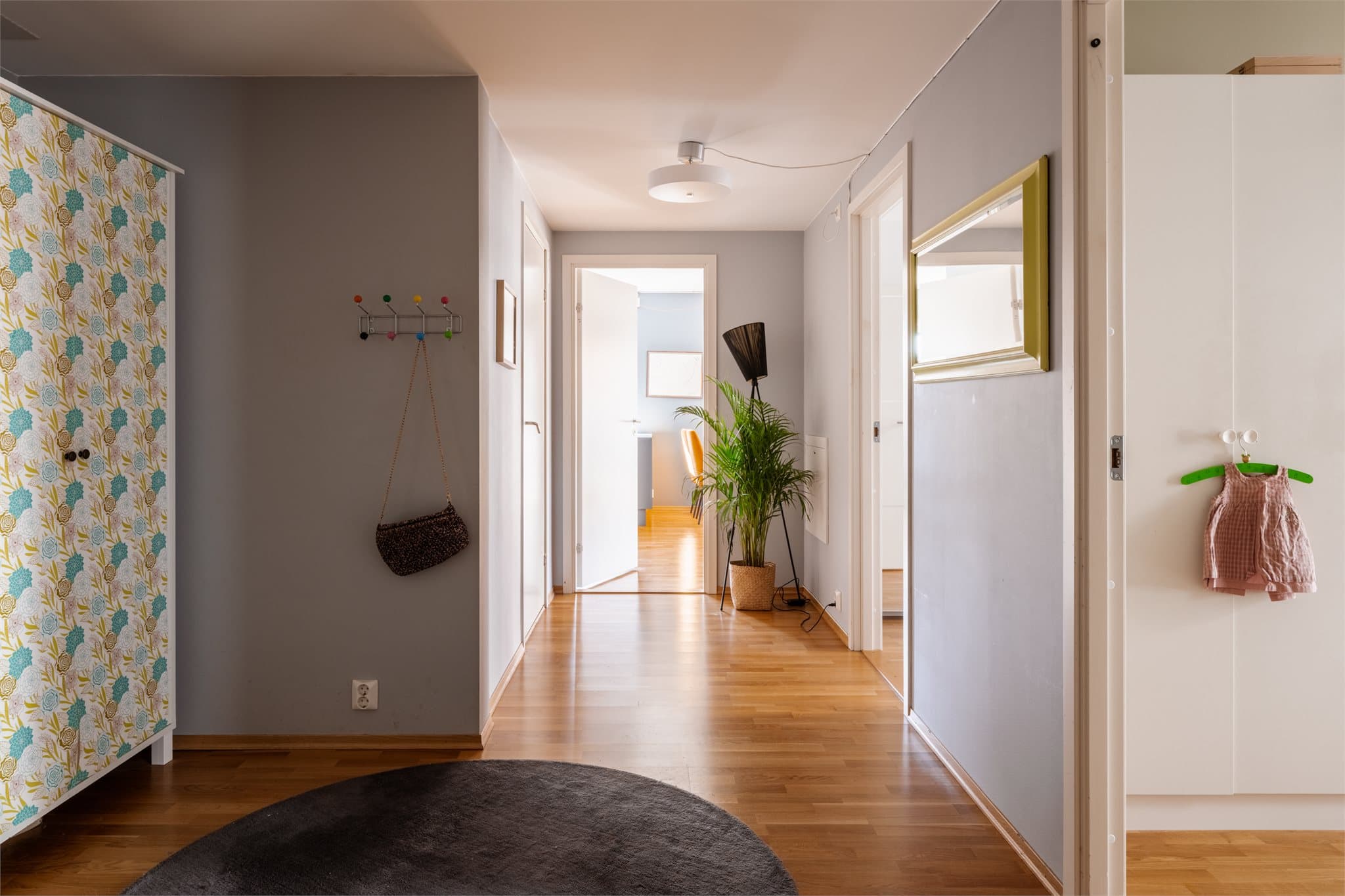 Velkommen hjem! Entréen er romslig med god plass til praktiske oppbevaringsløsninger.