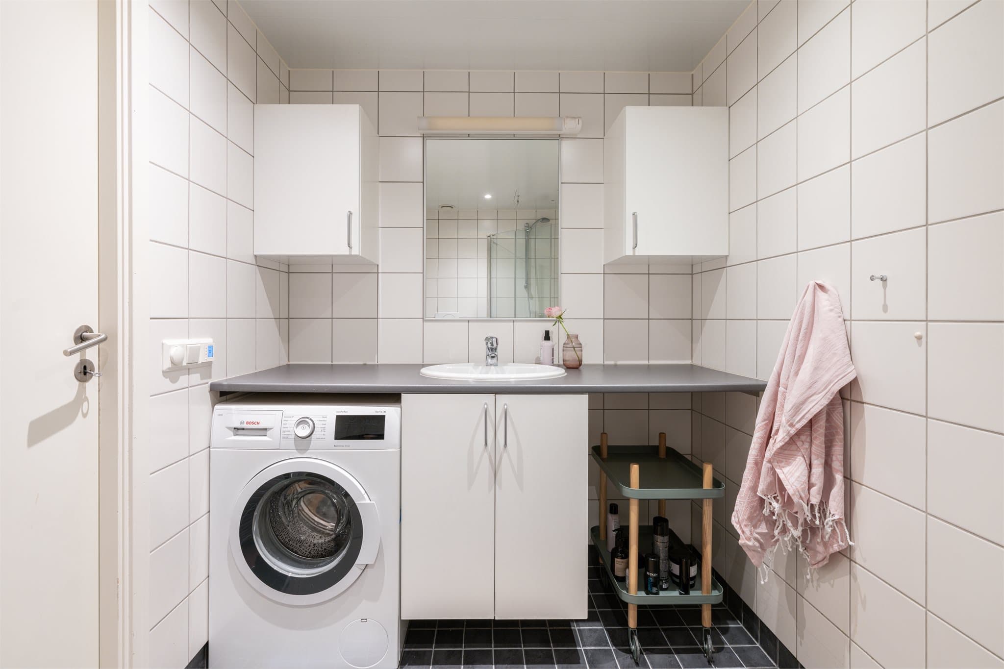 Baderommet er romslig og har godt med oppbevaring i skap.