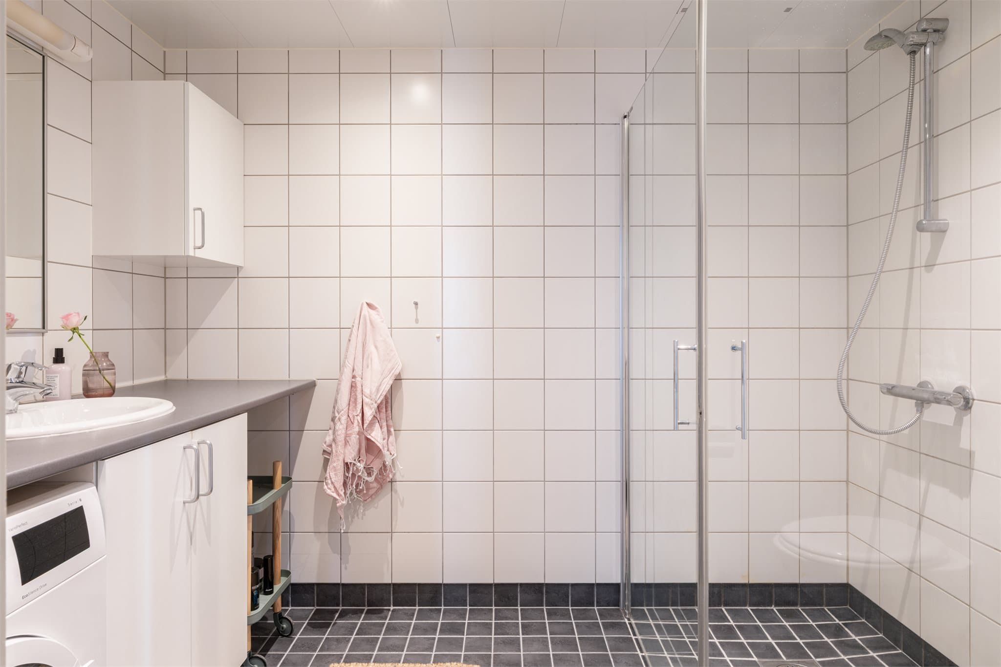 Praktisk opplegg for vaskemaskin, kombinert med gulvvarme for behagelig komfort.