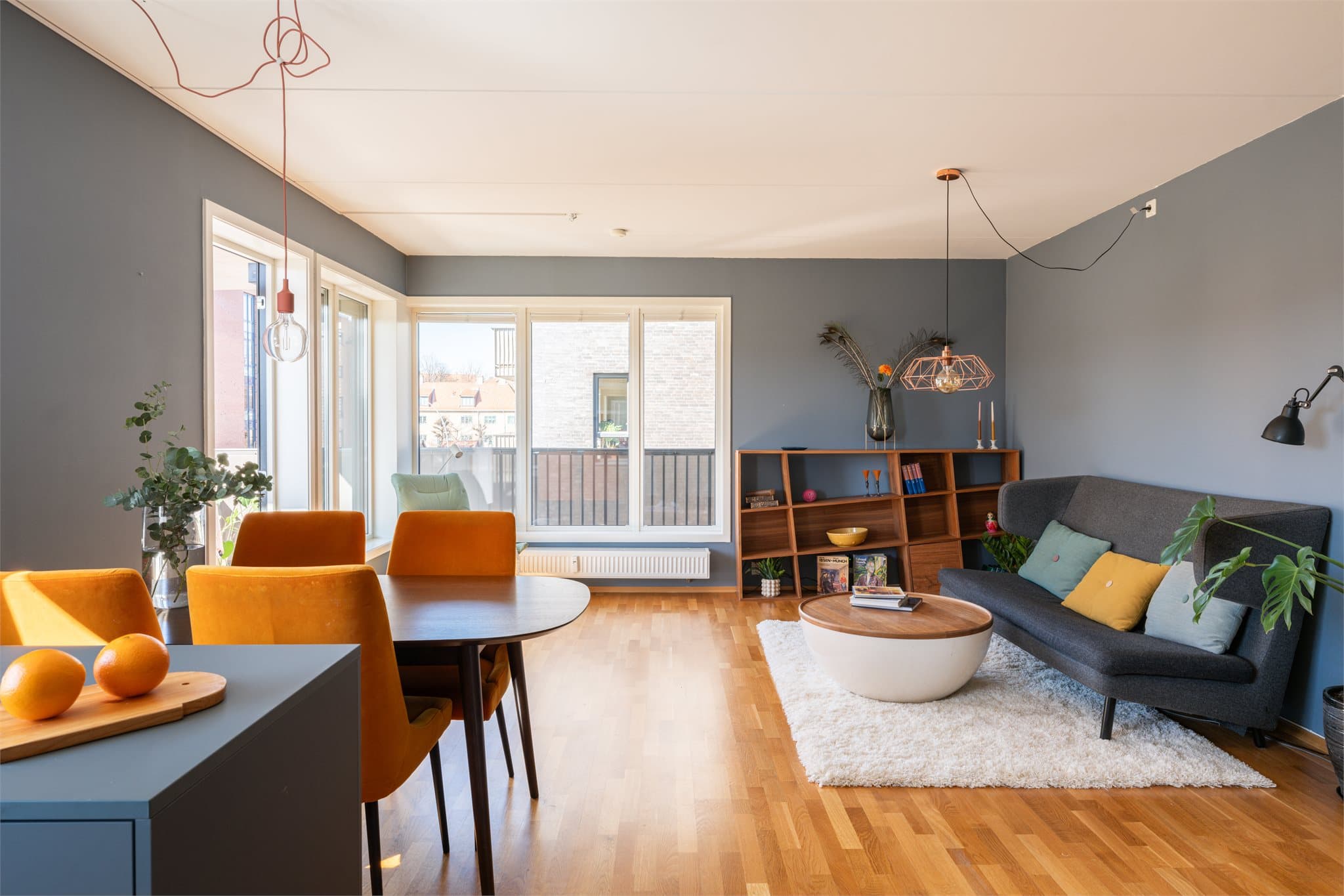 Masser av lys gjennom flere vinduer på to sider