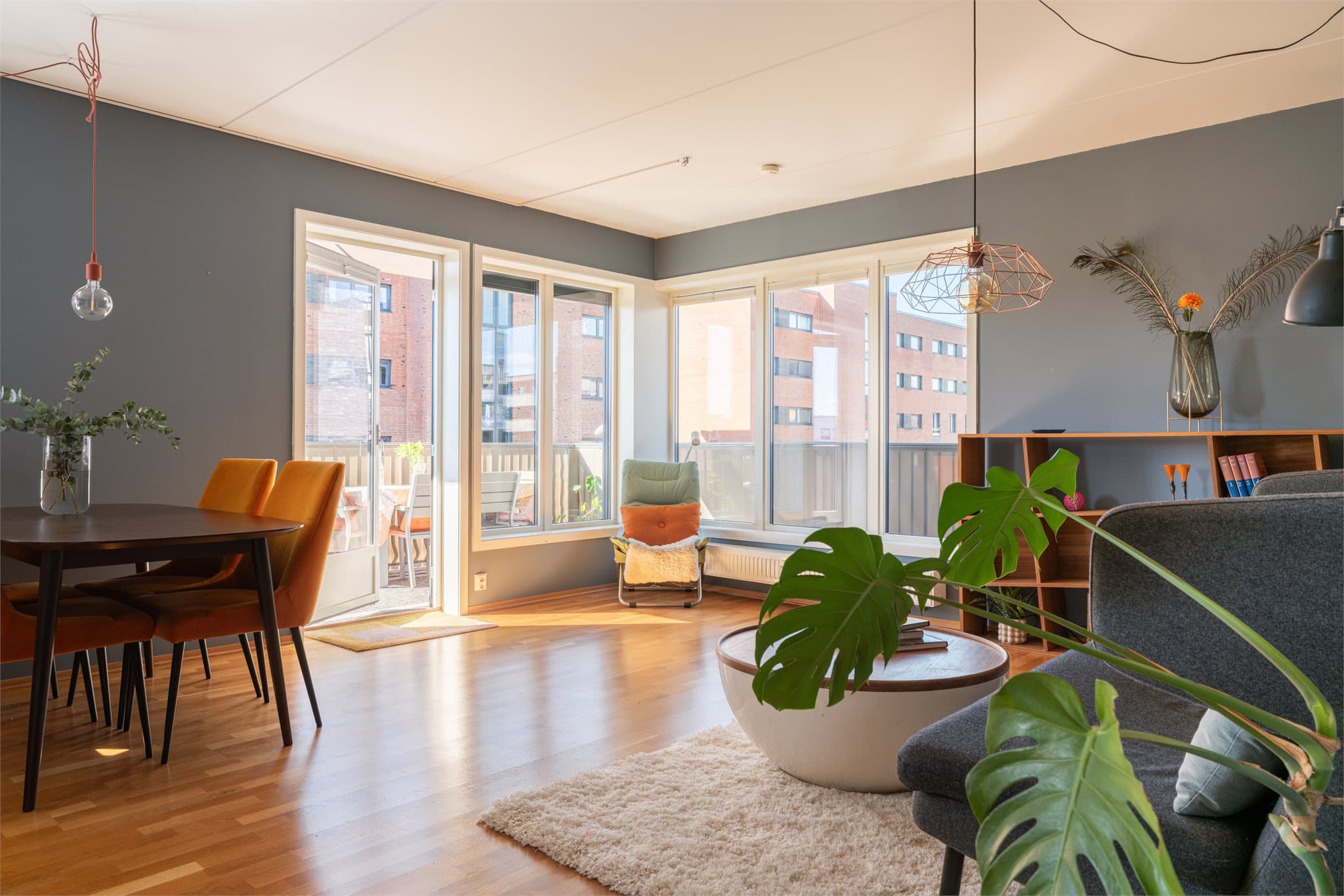 Et lyst og romslig oppholdsrom med generøse vindusflater som slipper inn naturlig lys og skaper en innbydende atmosfære.